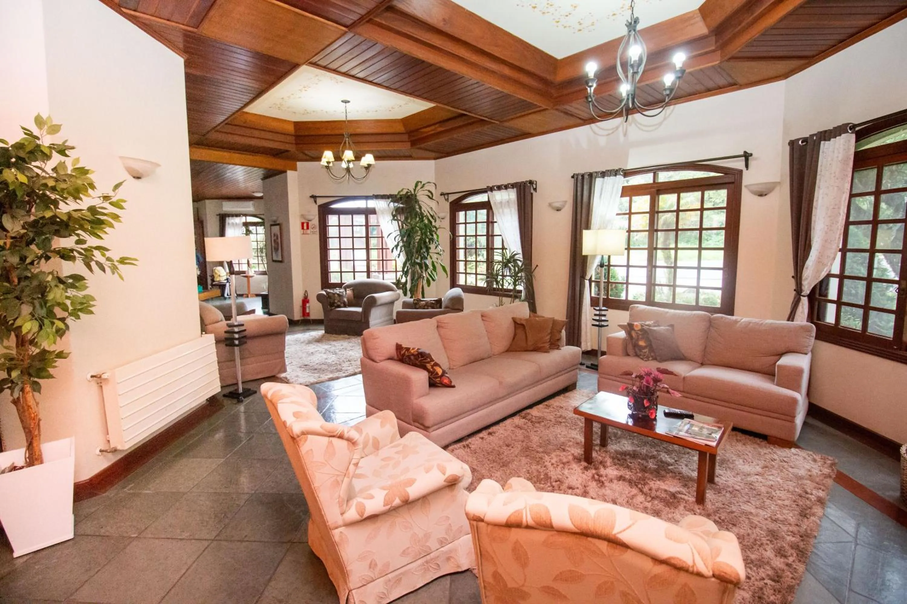 Communal lounge/ TV room in Hotel Pousada do Bosque