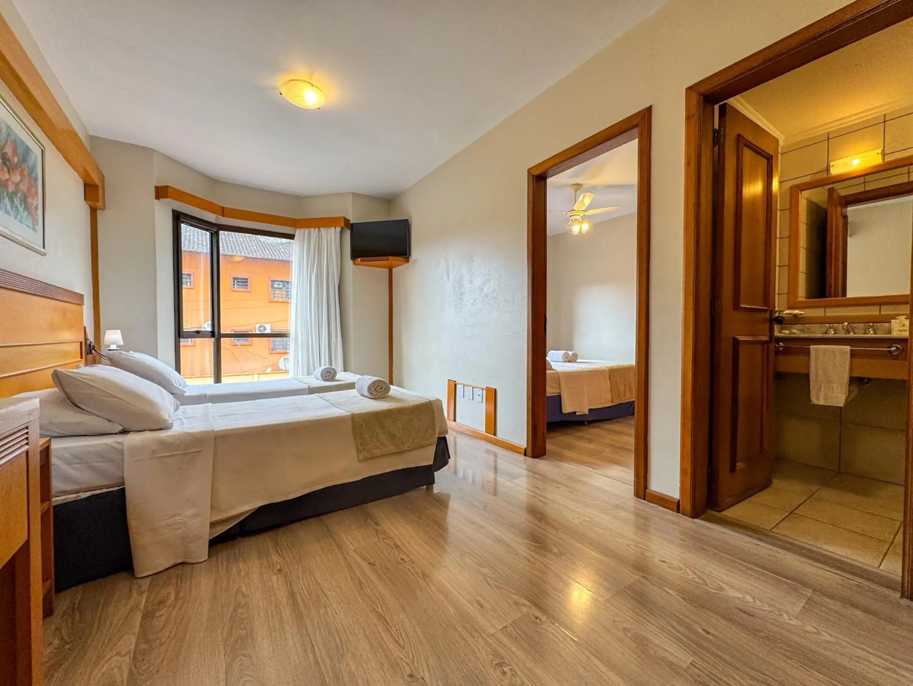 Luxo quádruplo - quarto com 2 dormitórios e 1 banheiro in Hotel Tissiani Canela Luxo quádruplo - quarto com 2 dormitórios e 1 banheiro in Hotel Tissiani Canela