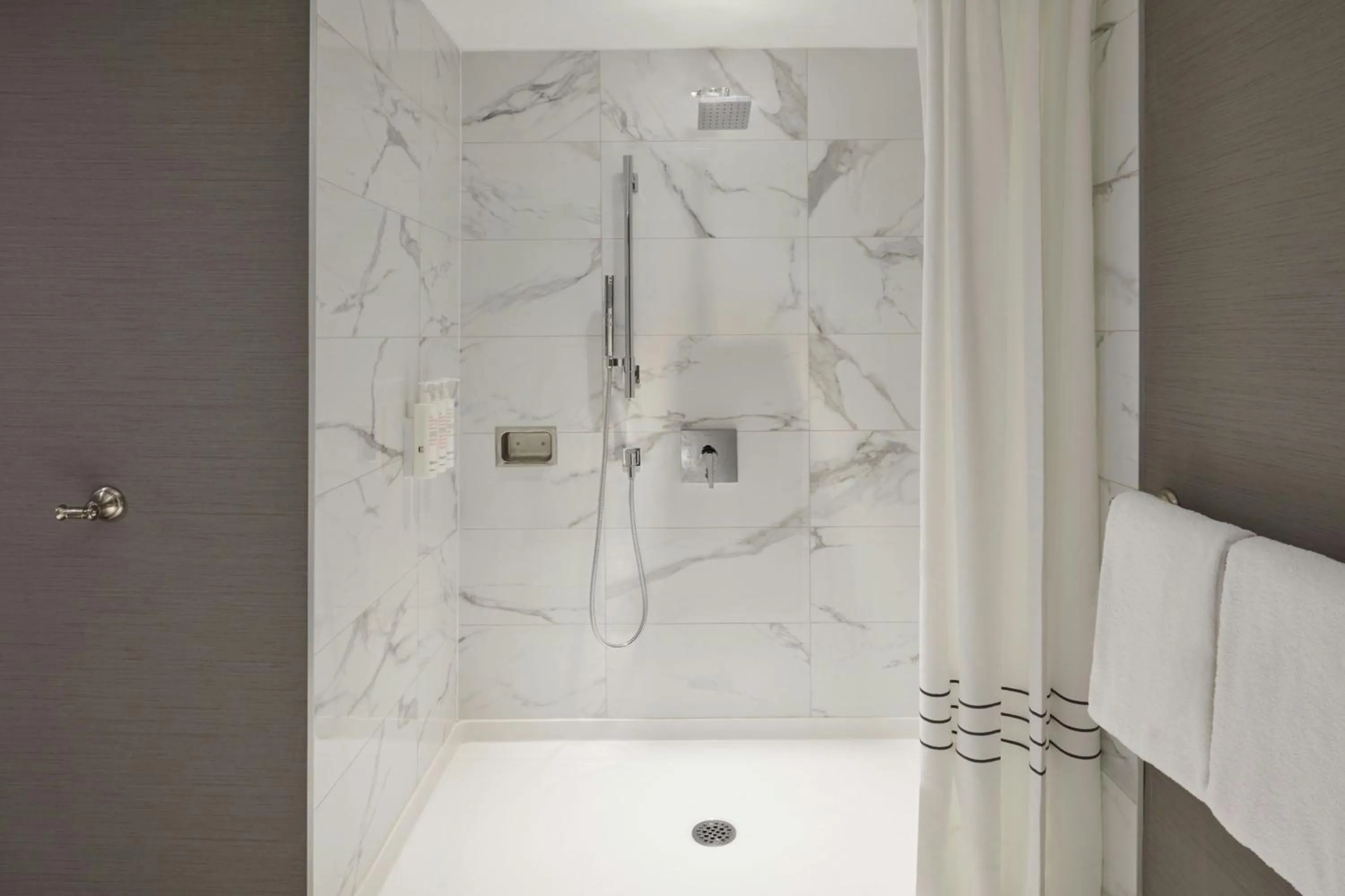 Bathroom in Kingston Marriott Hotel