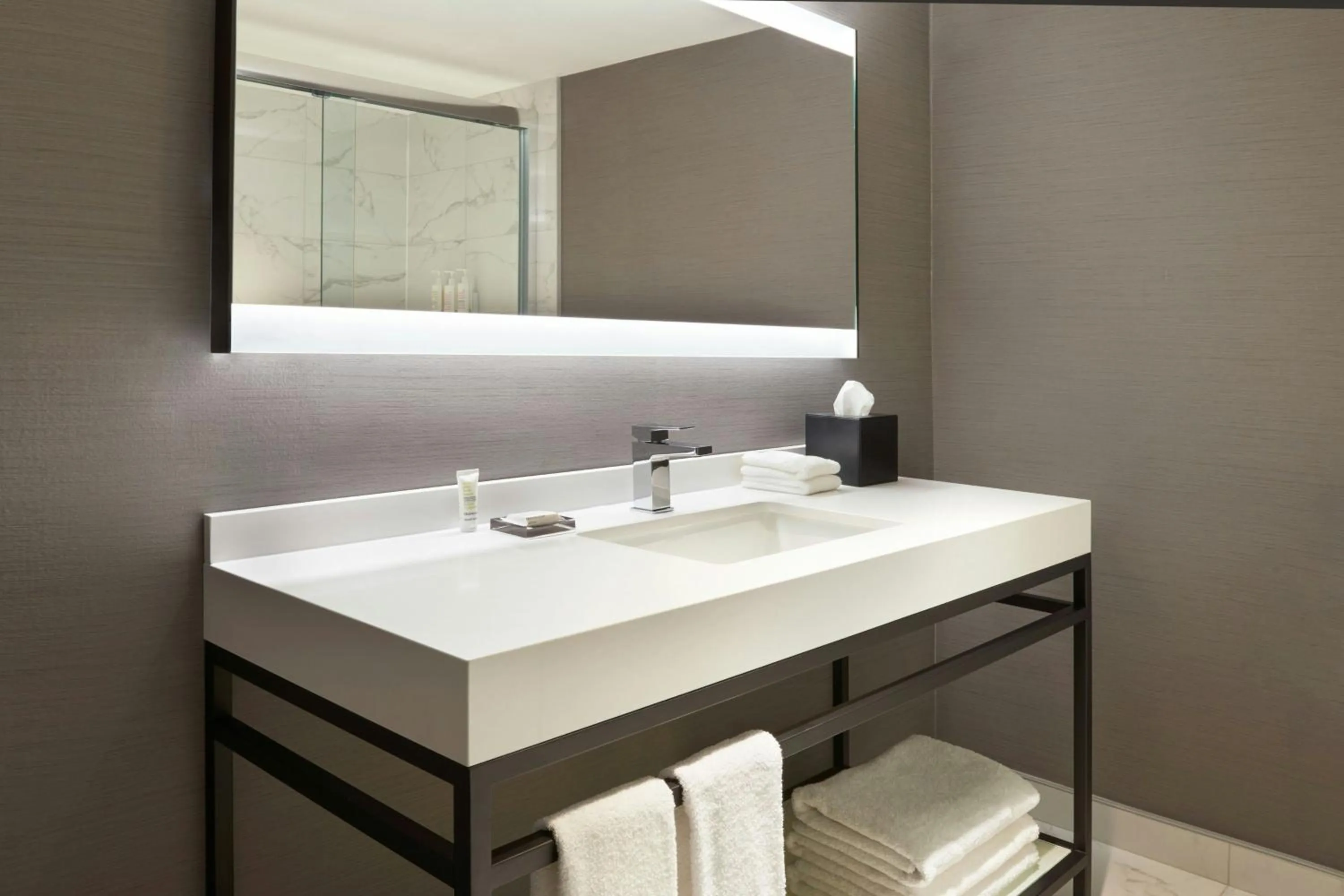 Bathroom in Kingston Market Square Hotel