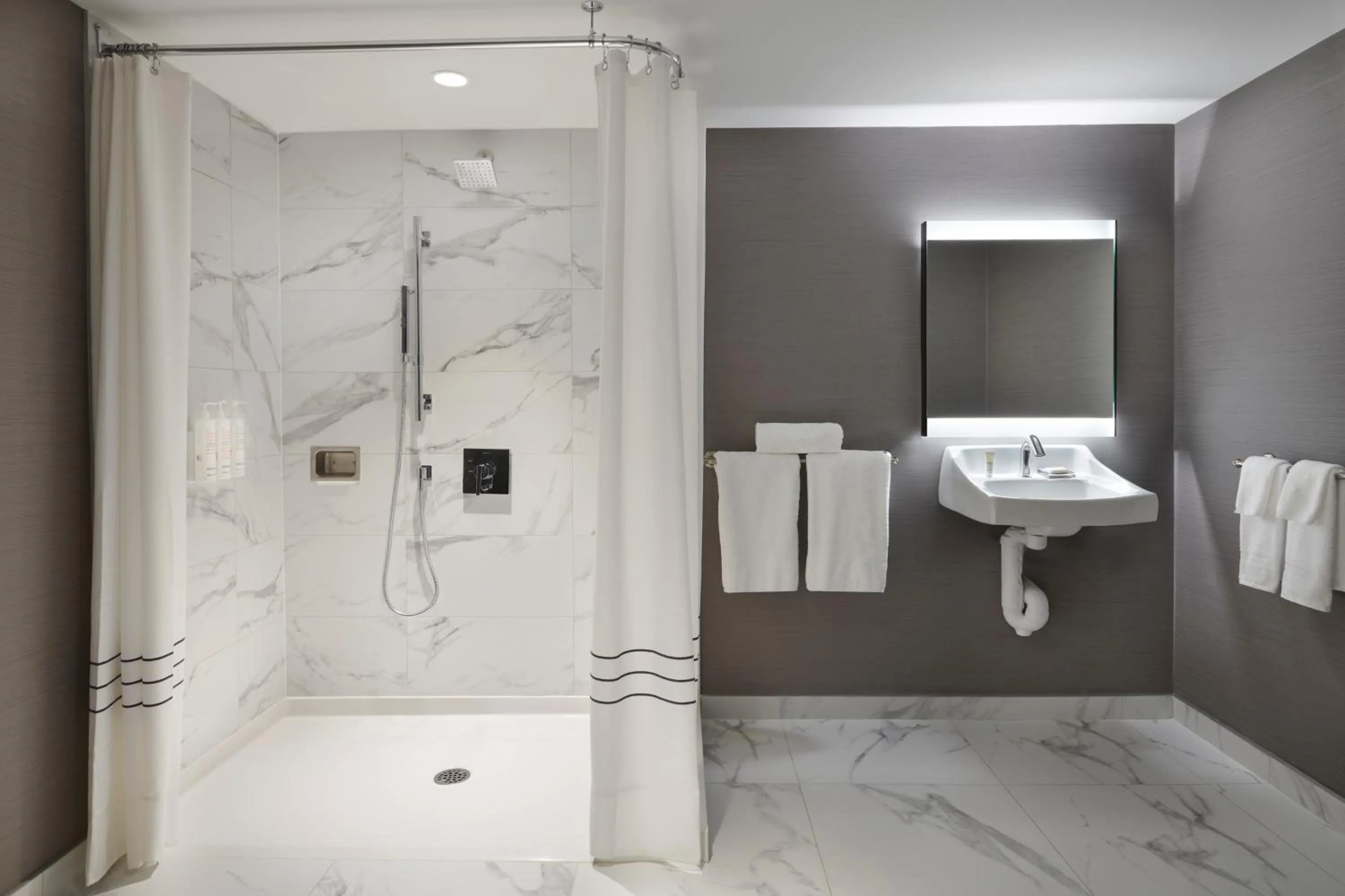 Shower in Kingston Marriott Hotel