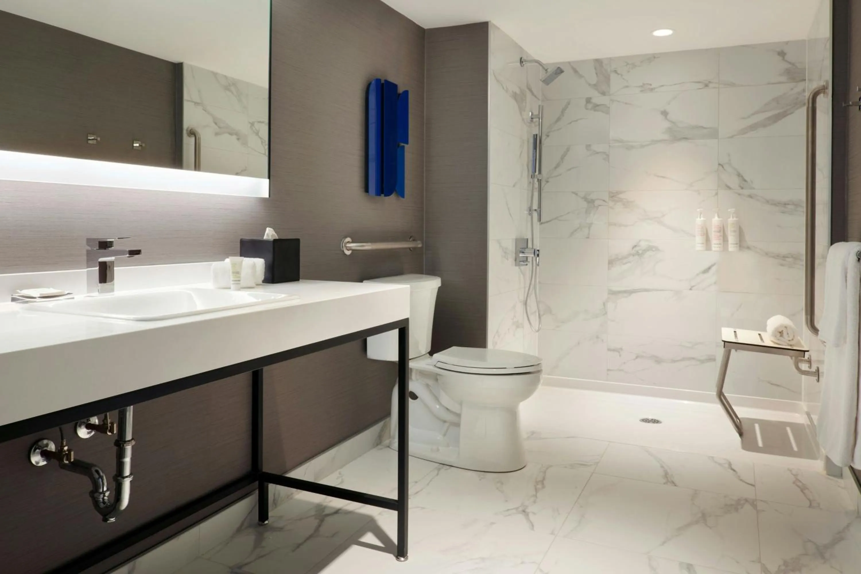 Bathroom in Kingston Market Square Hotel