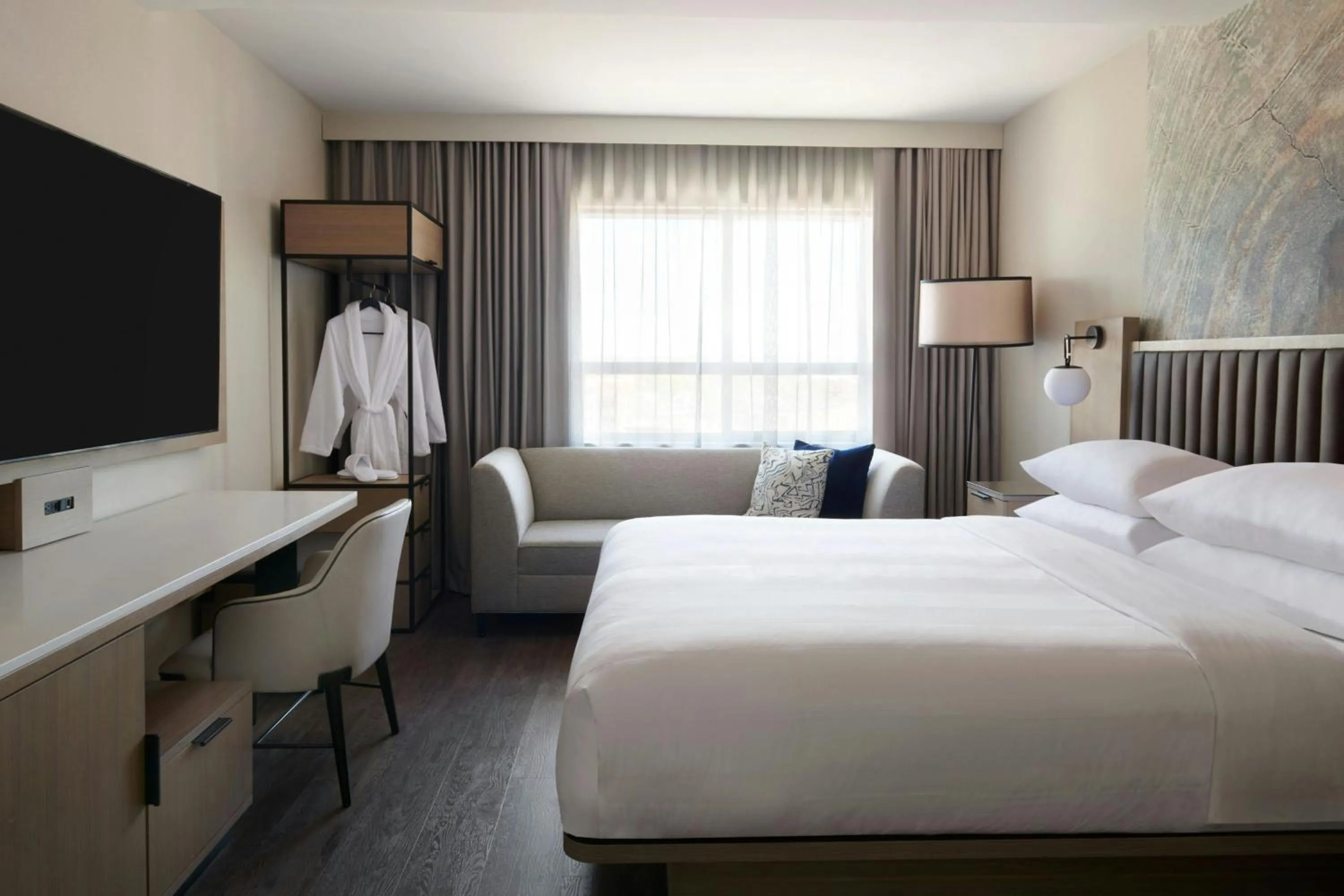 Bedroom, Bed in Kingston Marriott Hotel