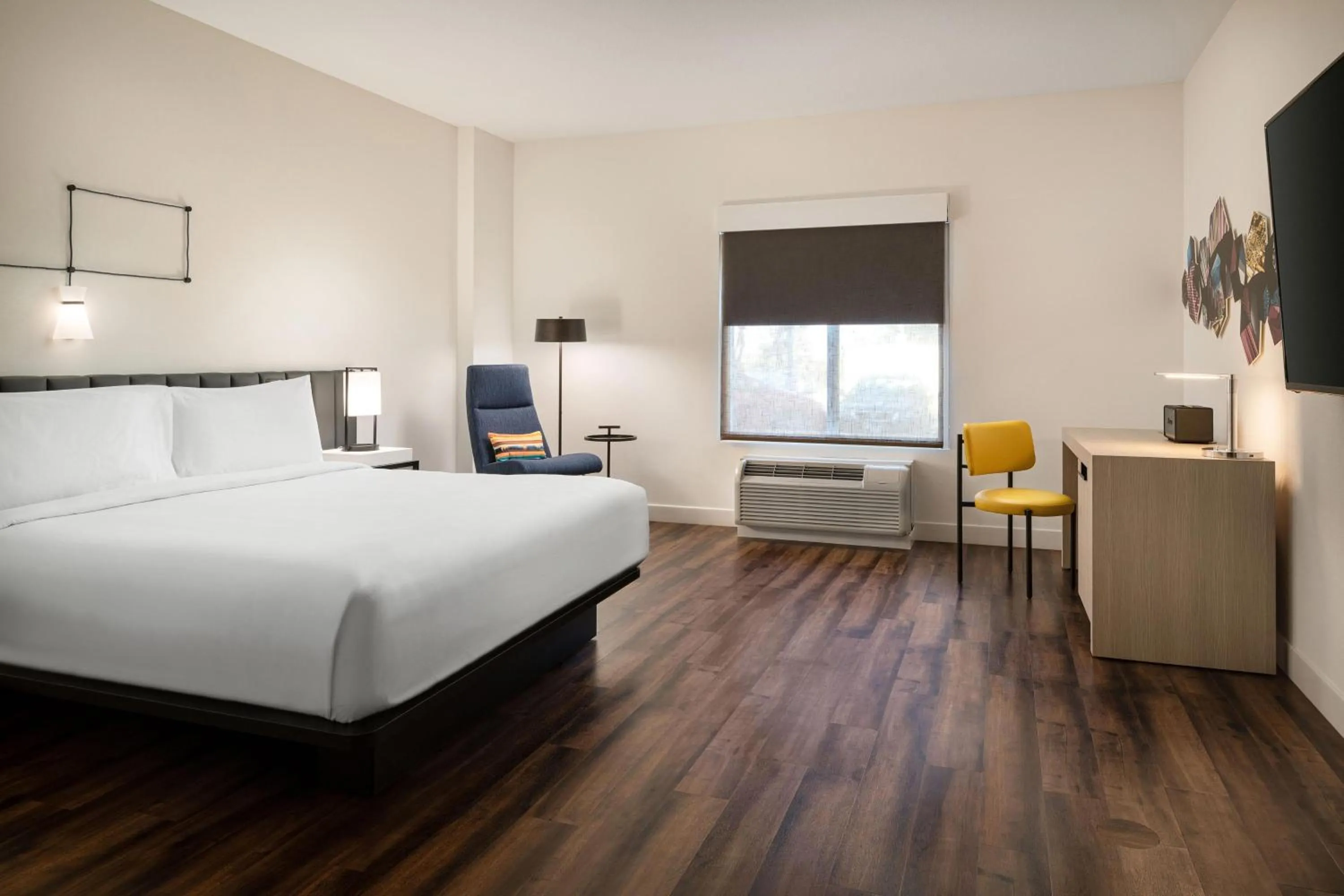 Photo of the whole room, Bed in Aloft Mountain View