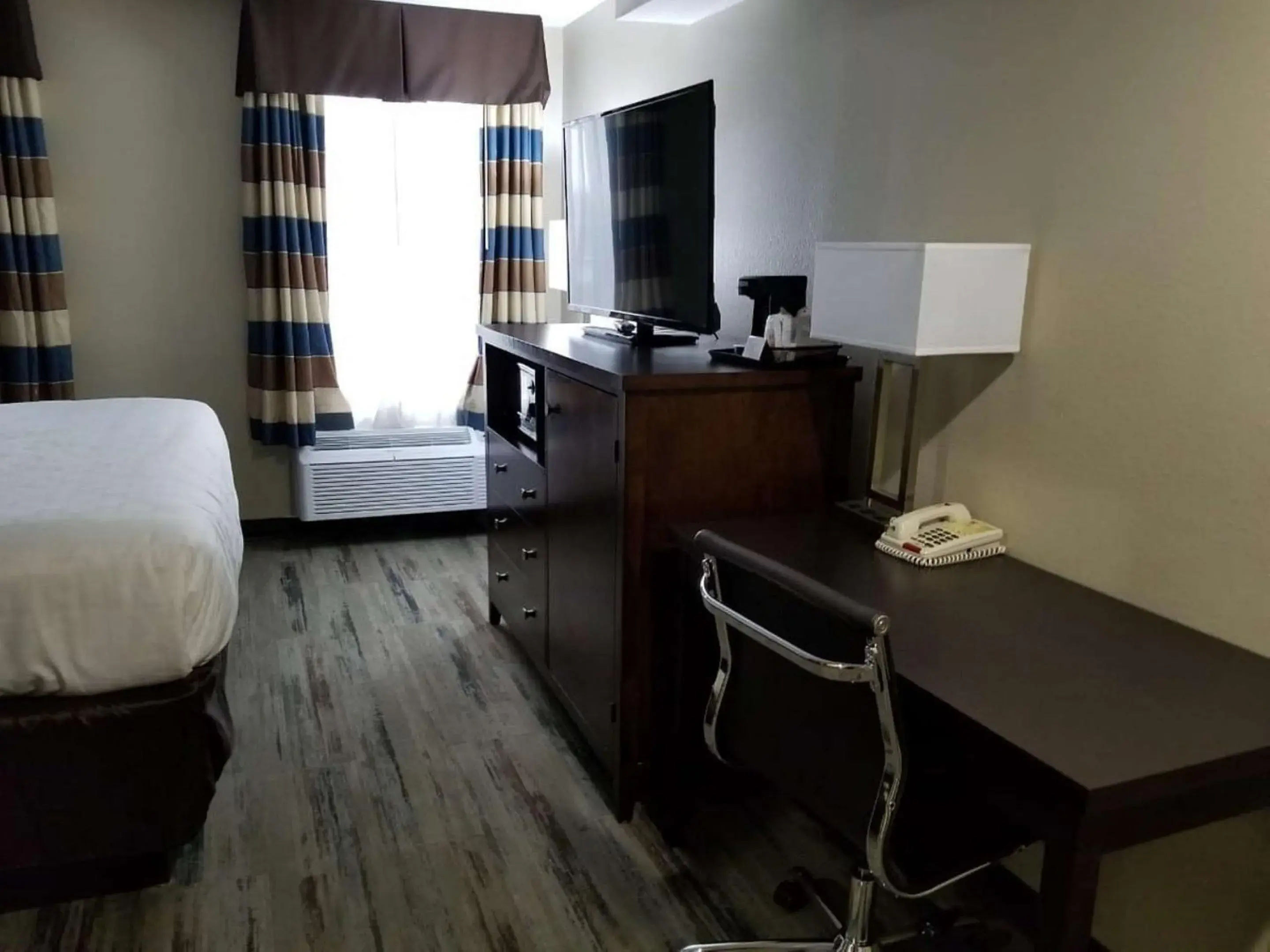 Queen Room with Walk-In Shower - Disability Access/Non-Smoking in SureStay Plus by Best Western Corydon Queen Room with Walk-In Shower - Disability Access/Non-Smoking in SureStay Plus by Best Western Corydon