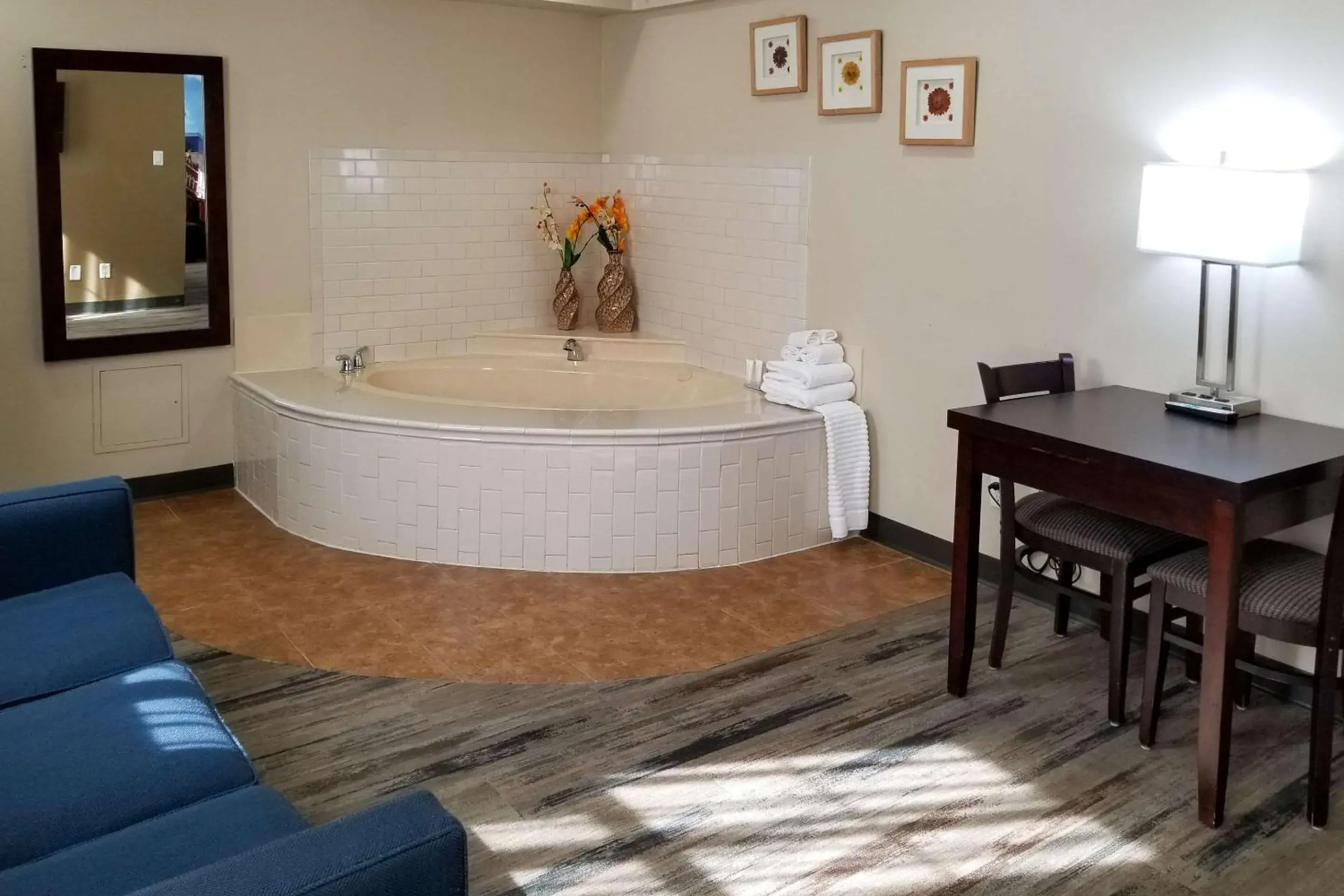 Bedroom in SureStay Plus by Best Western Corydon Bedroom in SureStay Plus by Best Western Corydon