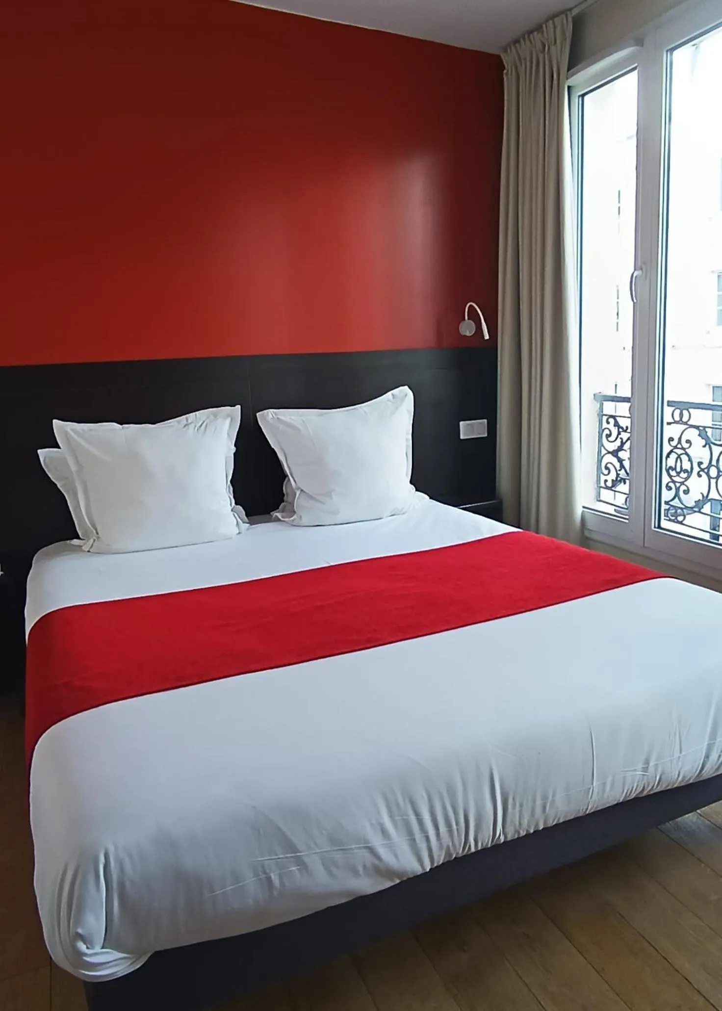 Photo of the whole room, Bed in Hotel Bastille Secret