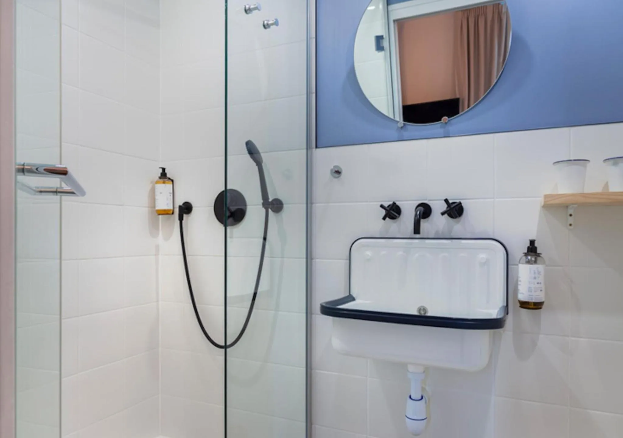 Shower in Hôtel La Nouvelle République & Hammam