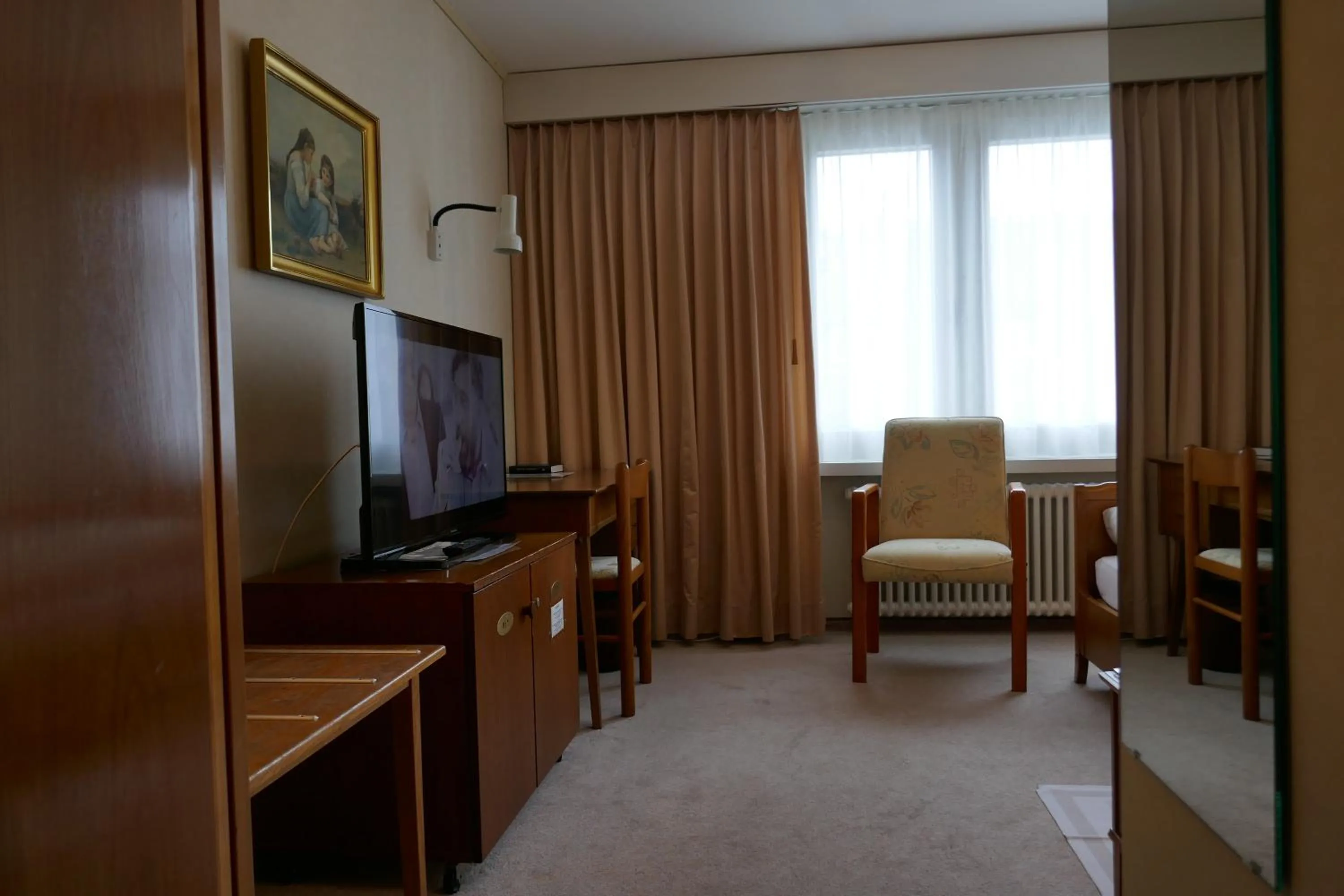 Photo of the whole room in Hotel Terminus Brugg