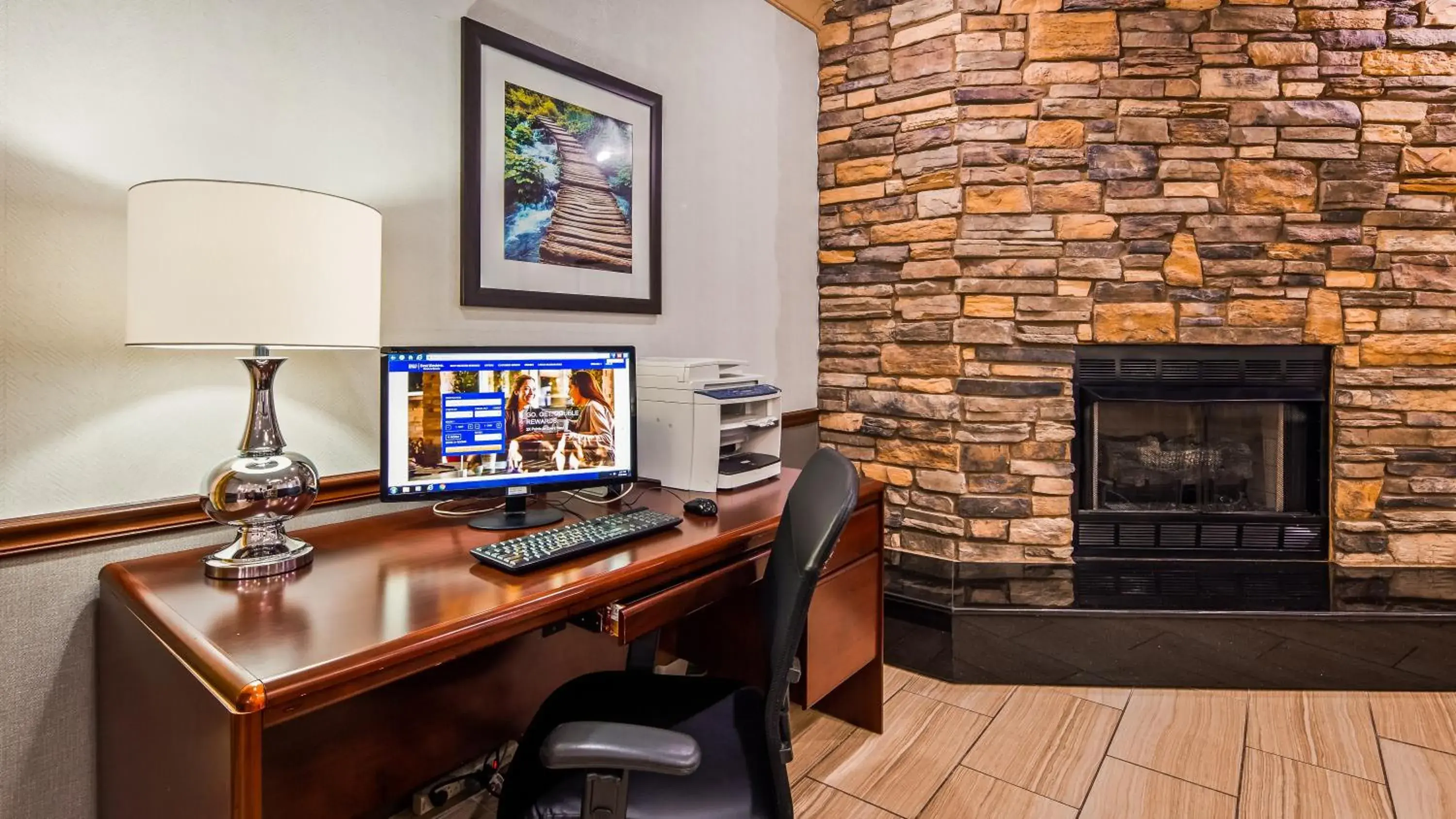 Lobby or reception, TV/Entertainment Center in Best Western Old Mill Inn