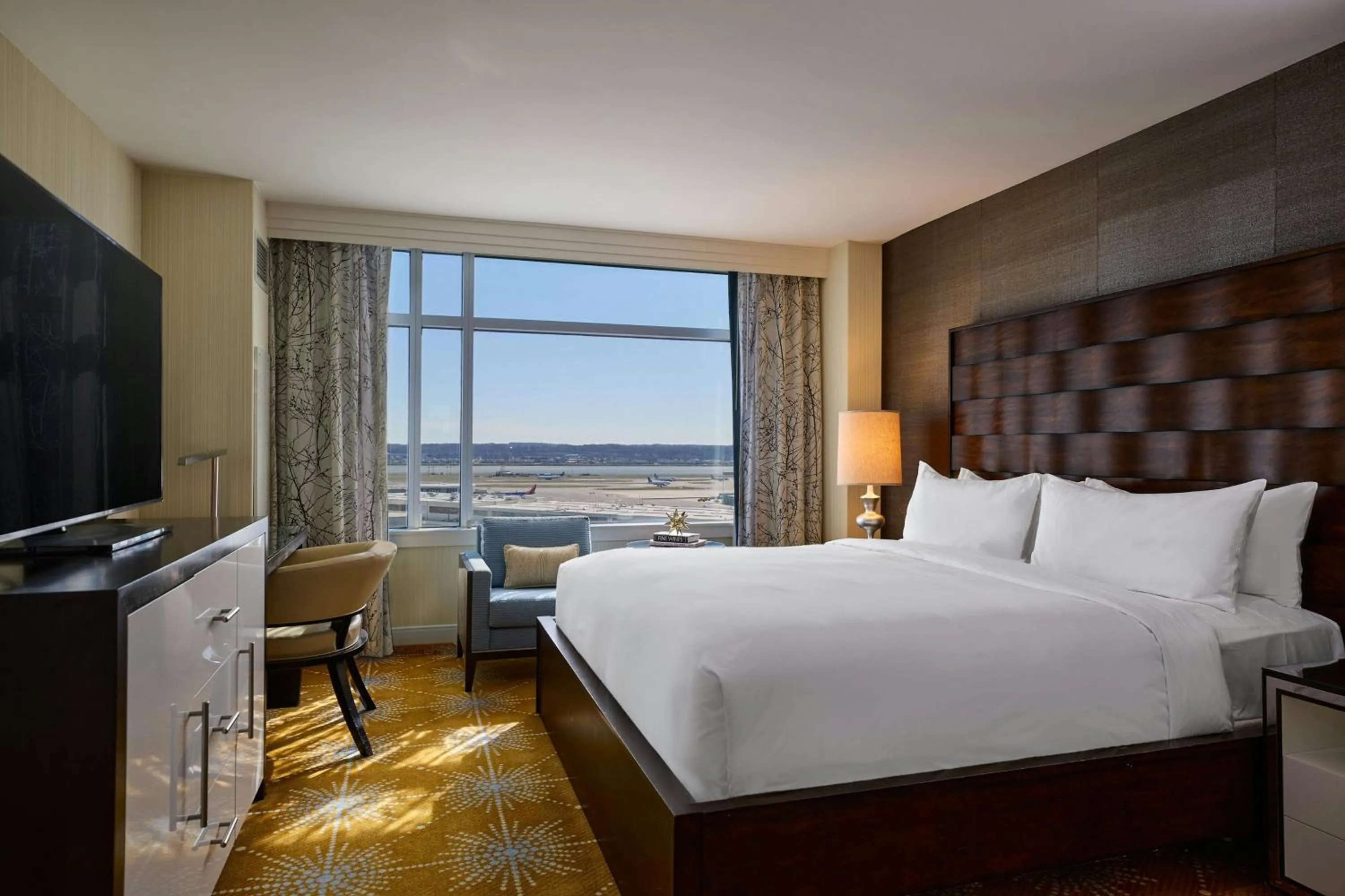 Photo of the whole room, Bed in Renaissance Arlington Capital View Hotel