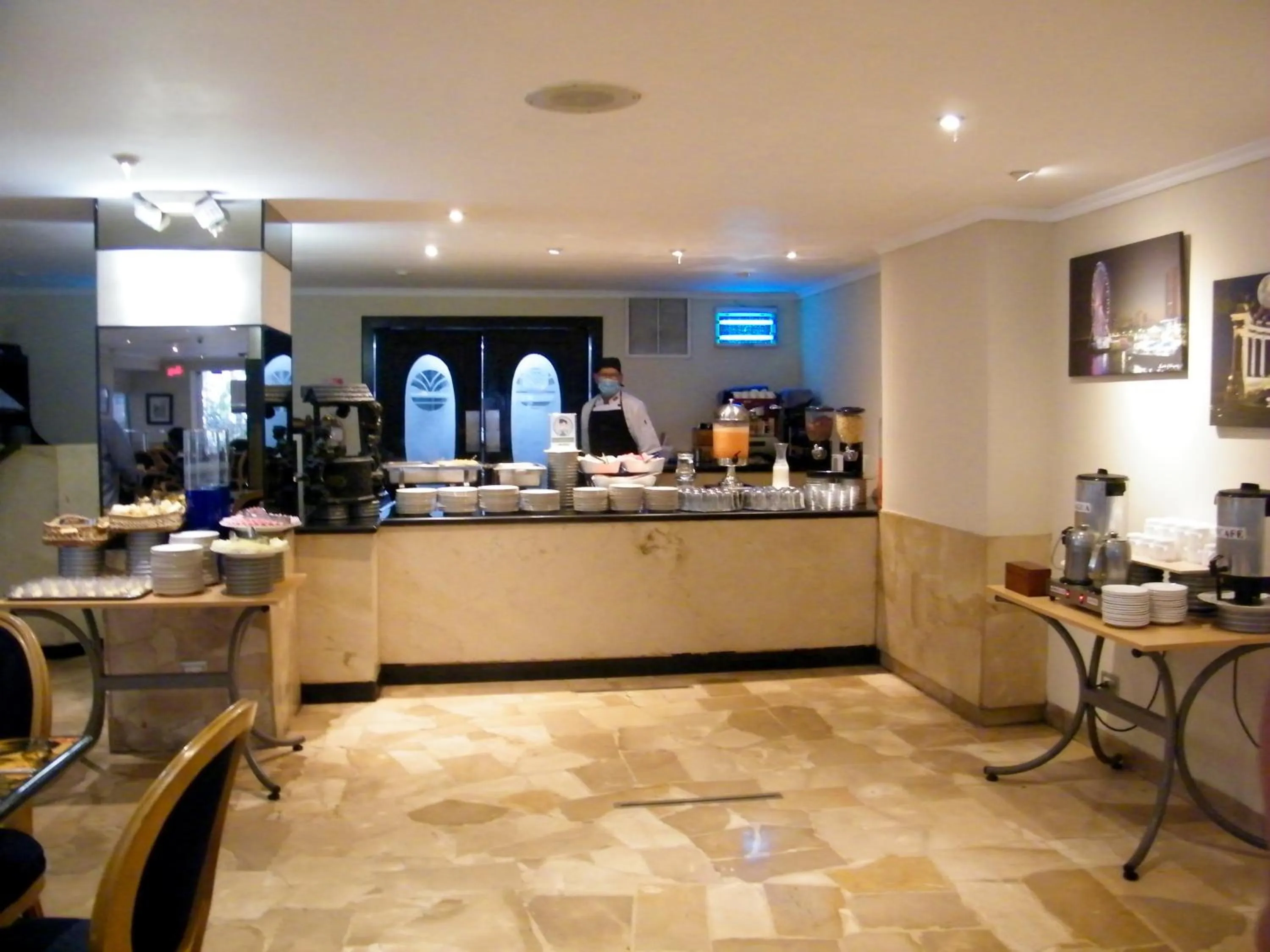 Restaurant/places to eat in Hotel Ramada