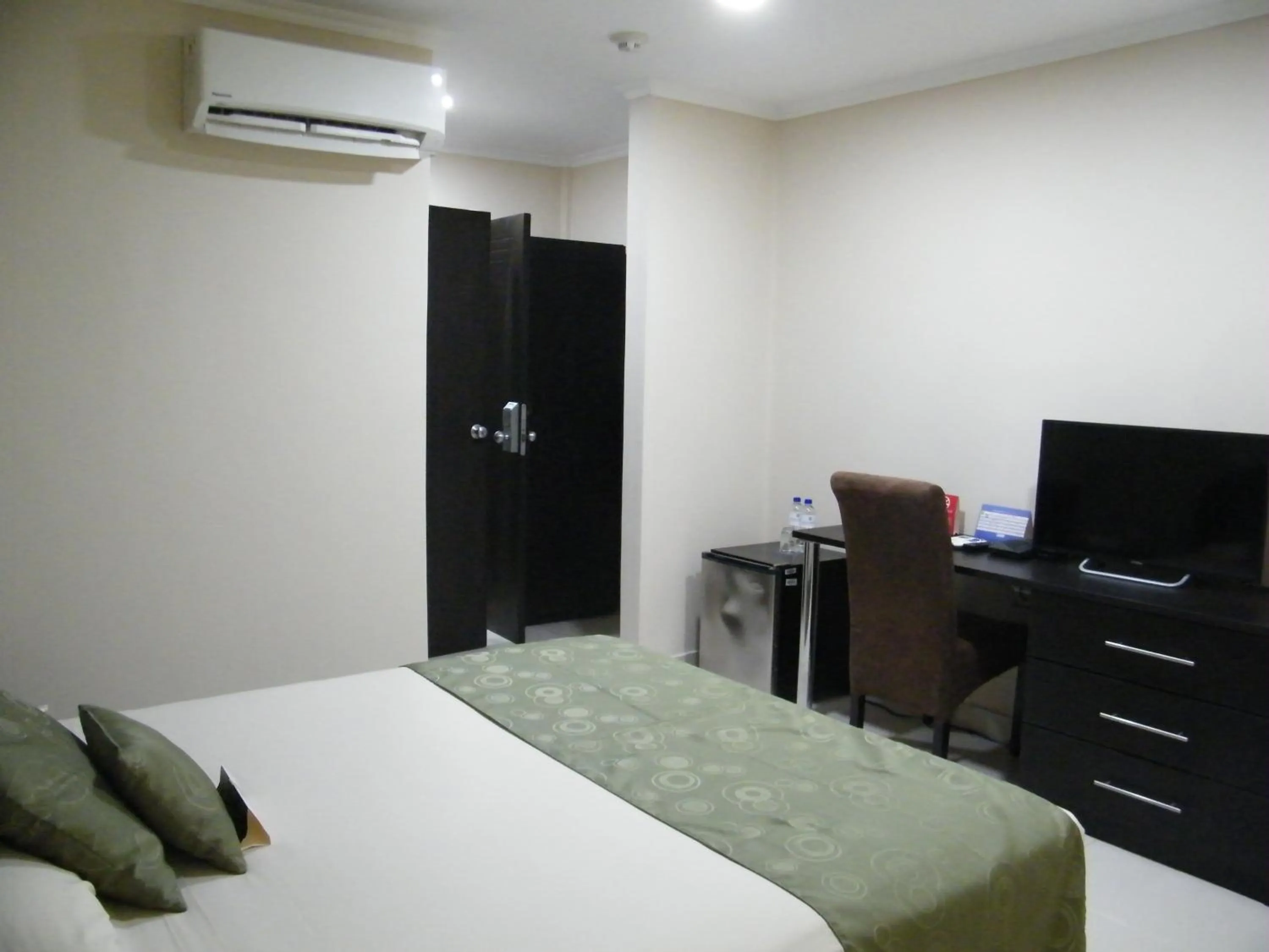 TV and multimedia, Bed in Hotel Ramada