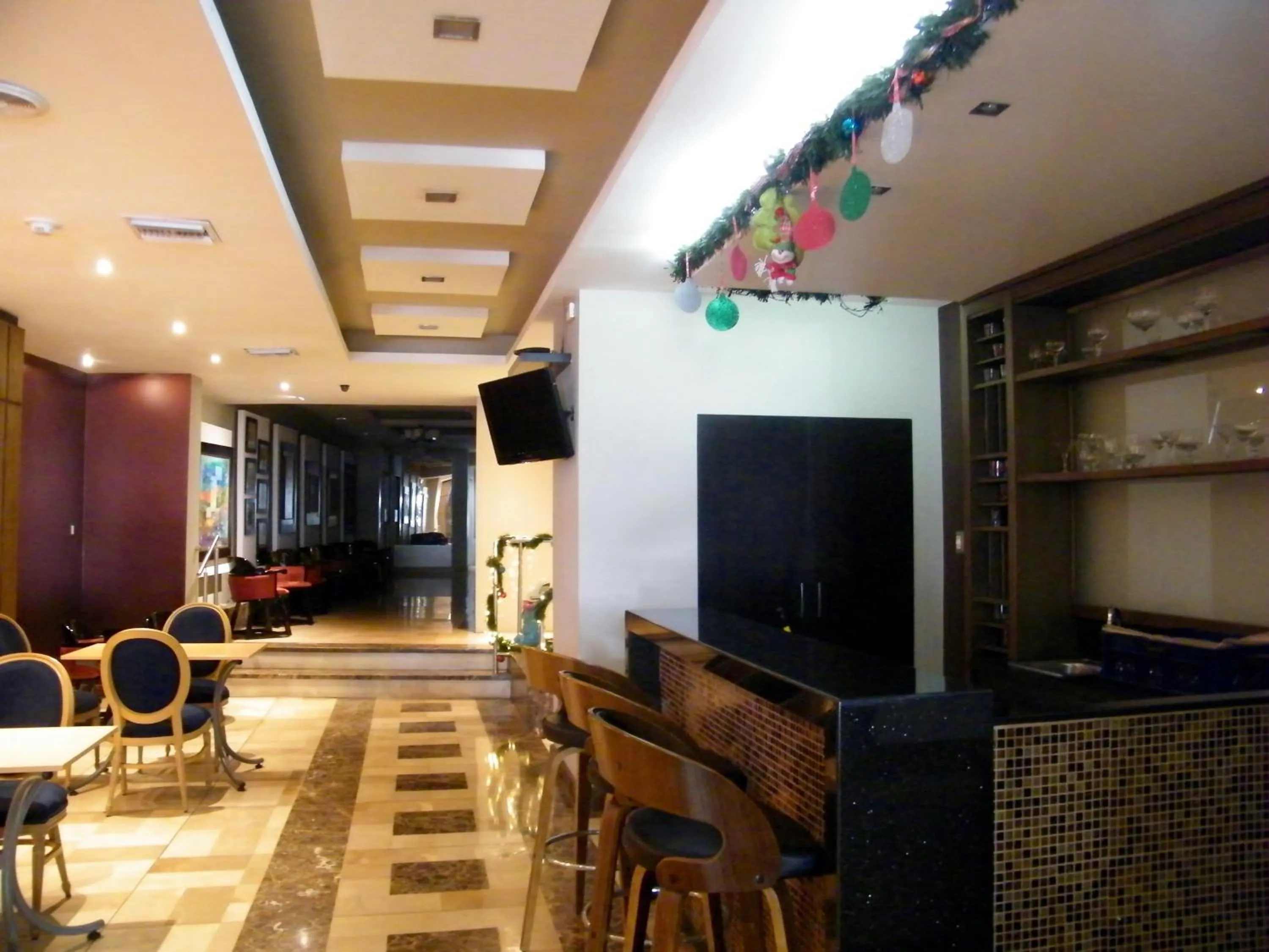 Communal lounge/ TV room in Hotel Ramada