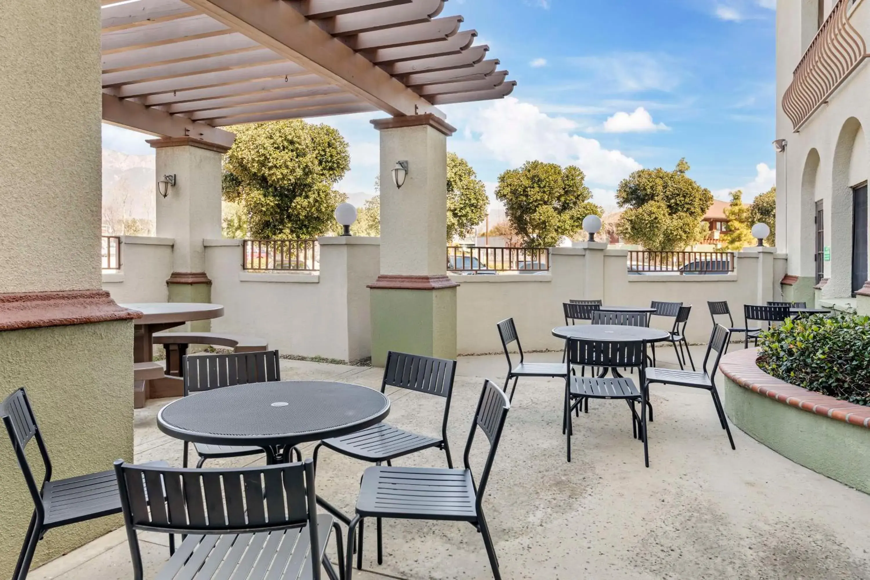 Property building in Best Western Plus Heritage Inn Ontario Rancho Cucamonga Property building in Best Western Plus Heritage Inn Ontario Rancho Cucamonga