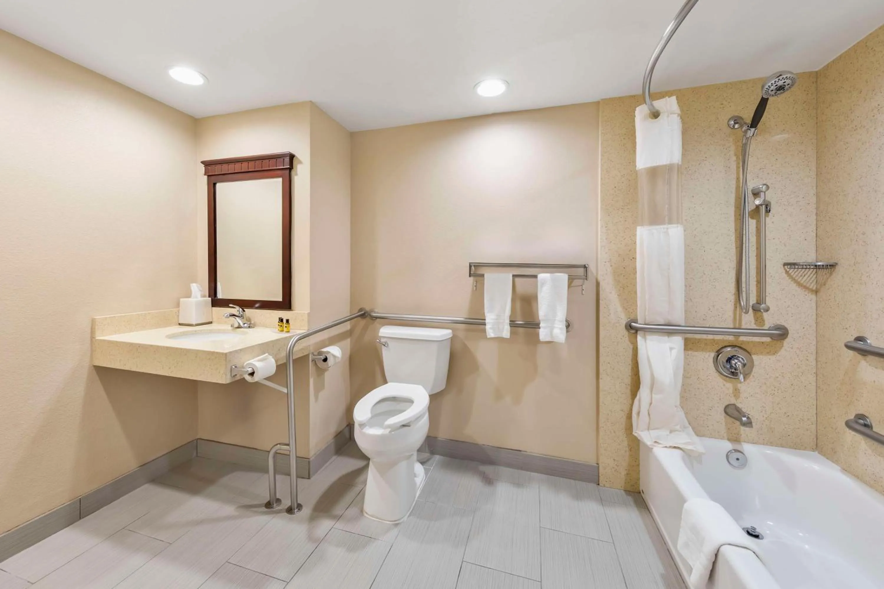 Bathroom in Best Western Plus Heritage Inn Ontario Rancho Cucamonga