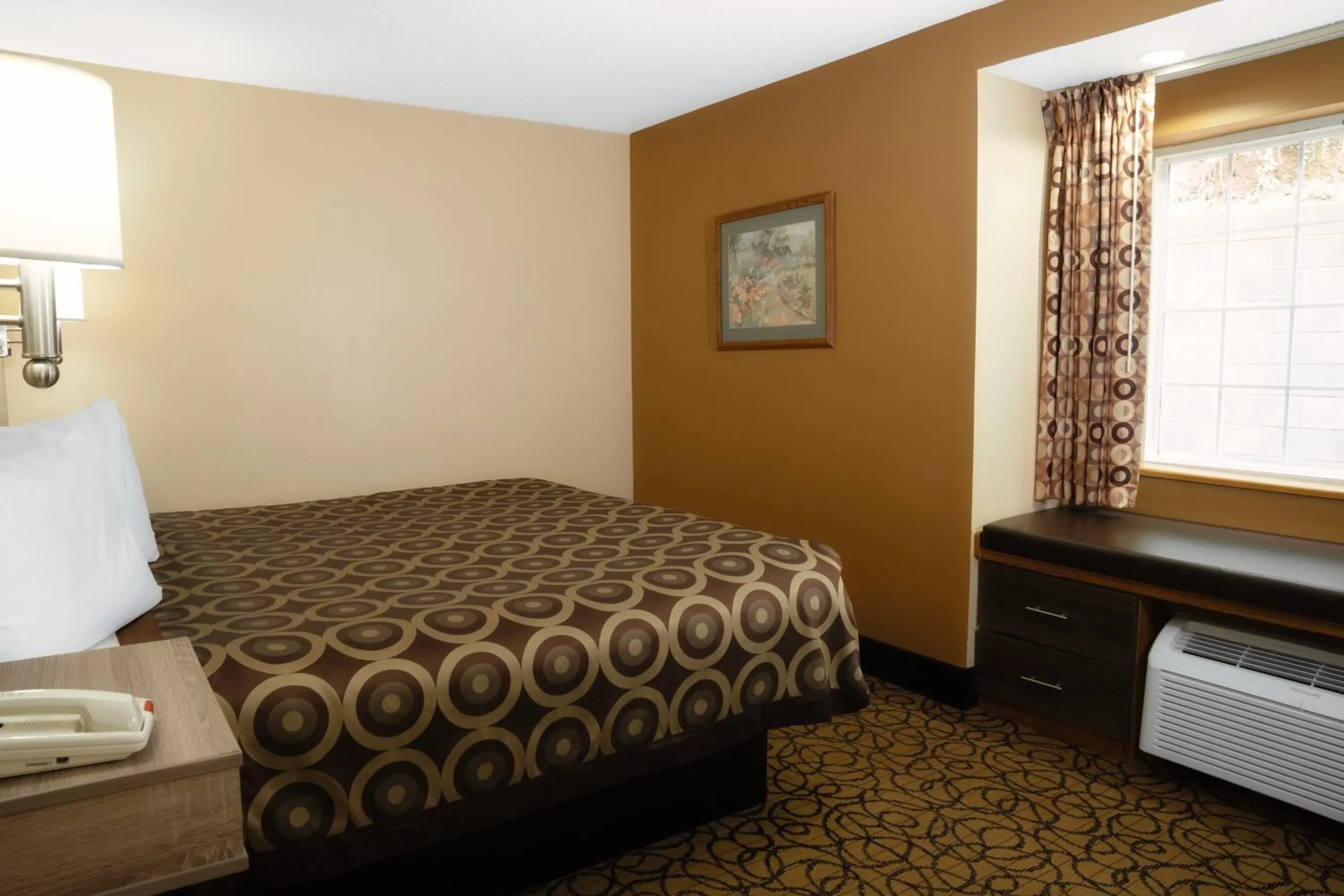 Bedroom, Bed in Guest Inn Pigeon Forge