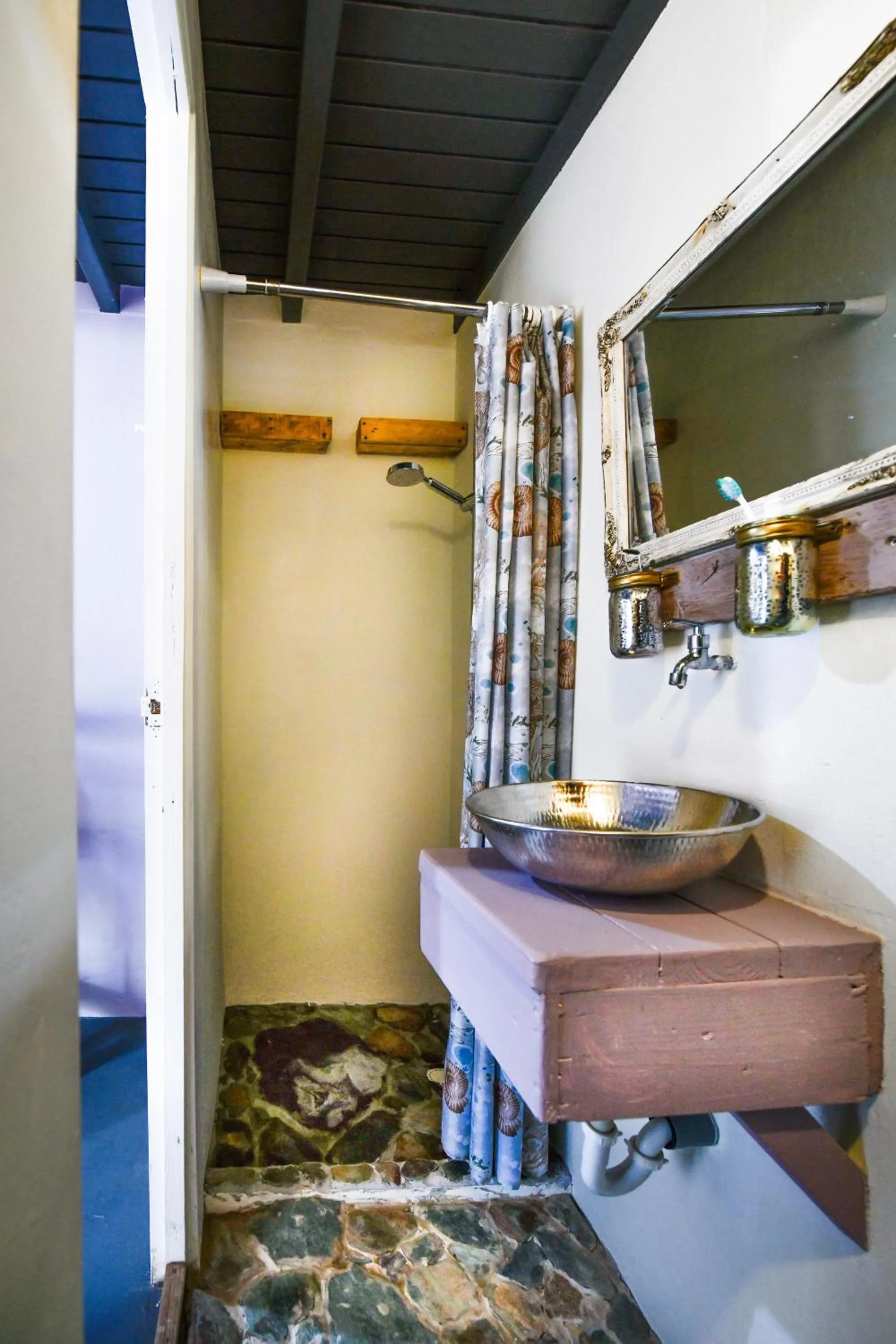 Bathroom, Bed in Mammaloe