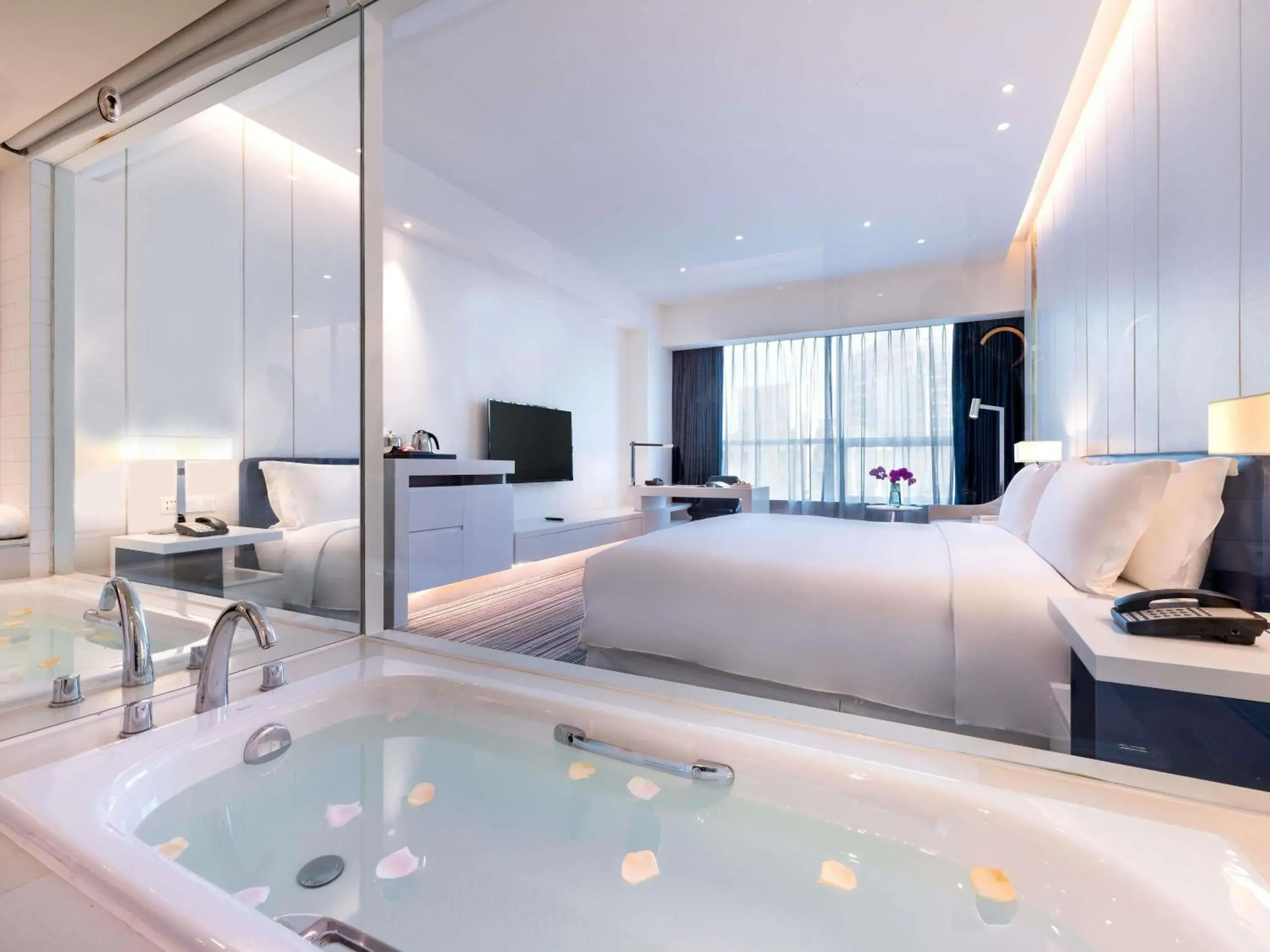 Bedroom, Bed in Grand Mercure Shanghai Century Park- Free Shuttle Bus to SNIEC Bedroom, Bed in Grand Mercure Shanghai Century Park- Free Shuttle Bus to SNIEC