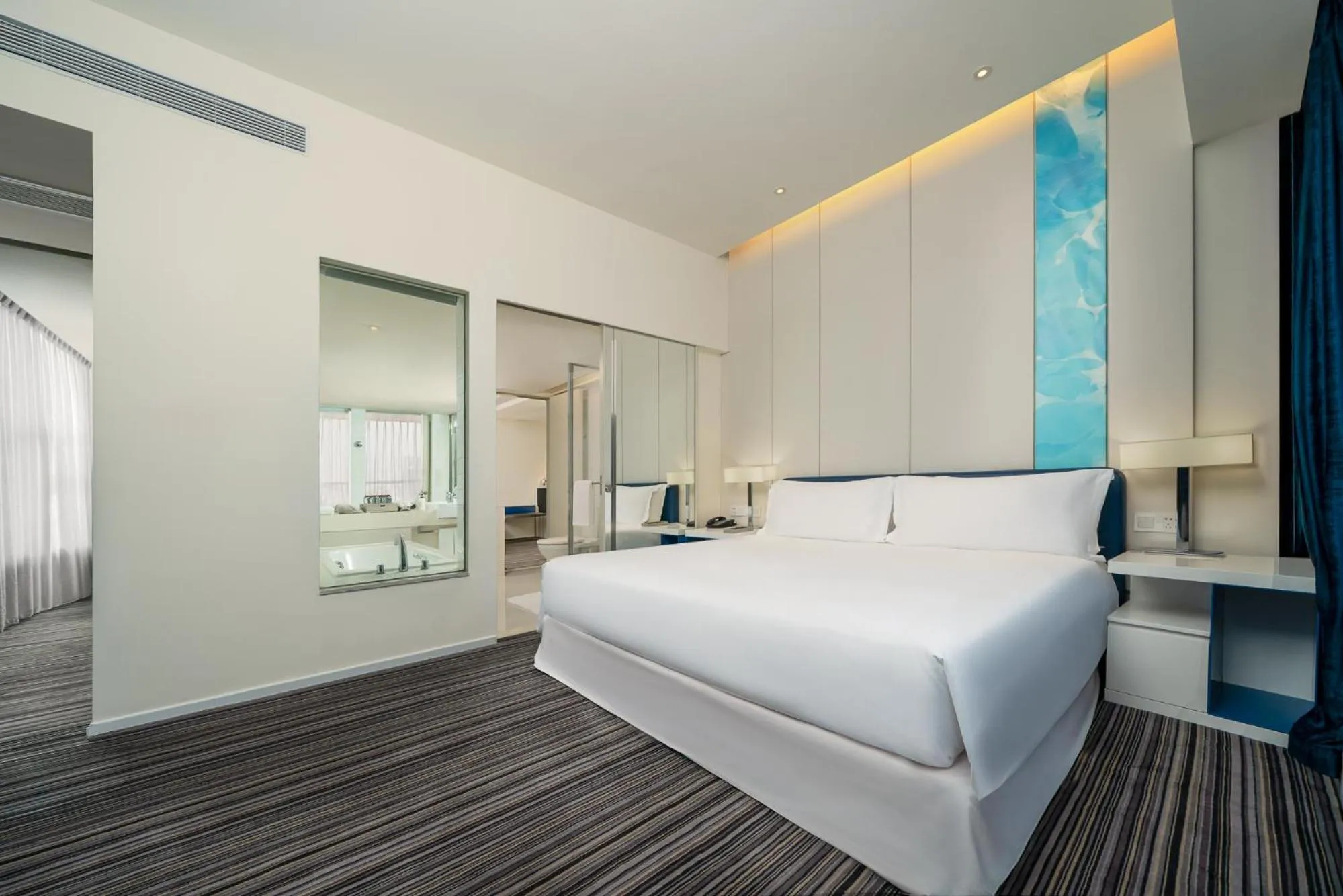 Photo of the whole room, Bed in Grand Mercure Shanghai Century Park- Free Shuttle Bus to SNIEC