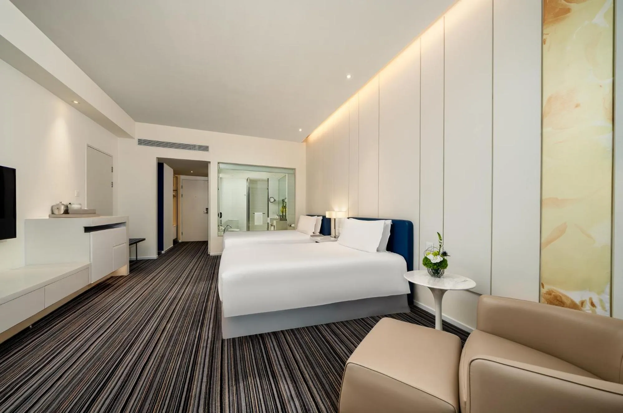 Photo of the whole room, Bed in Grand Mercure Shanghai Century Park- Free Shuttle Bus to SNIEC