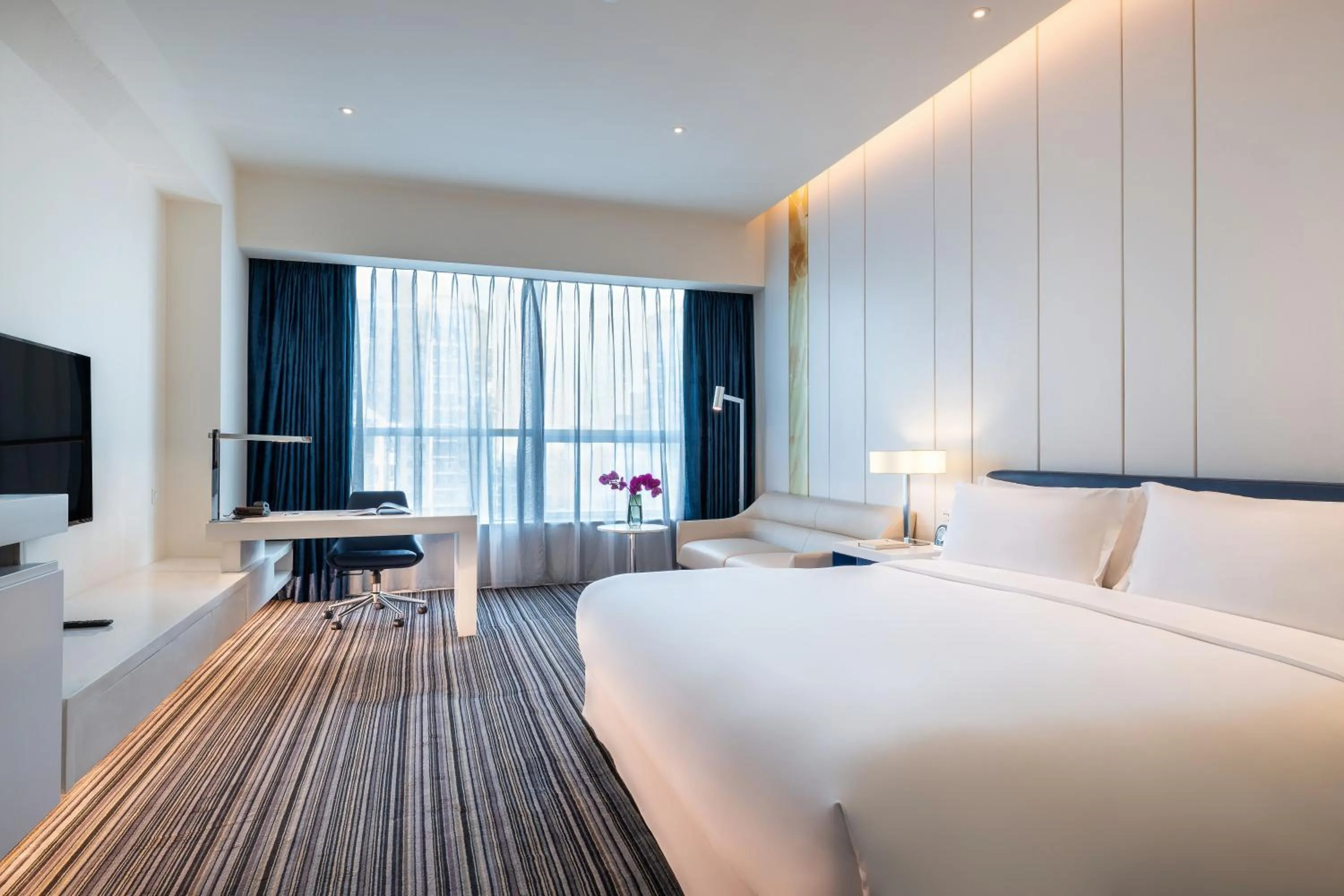 Photo of the whole room, Bed in Grand Mercure Shanghai Century Park- Free Shuttle Bus to SNIEC