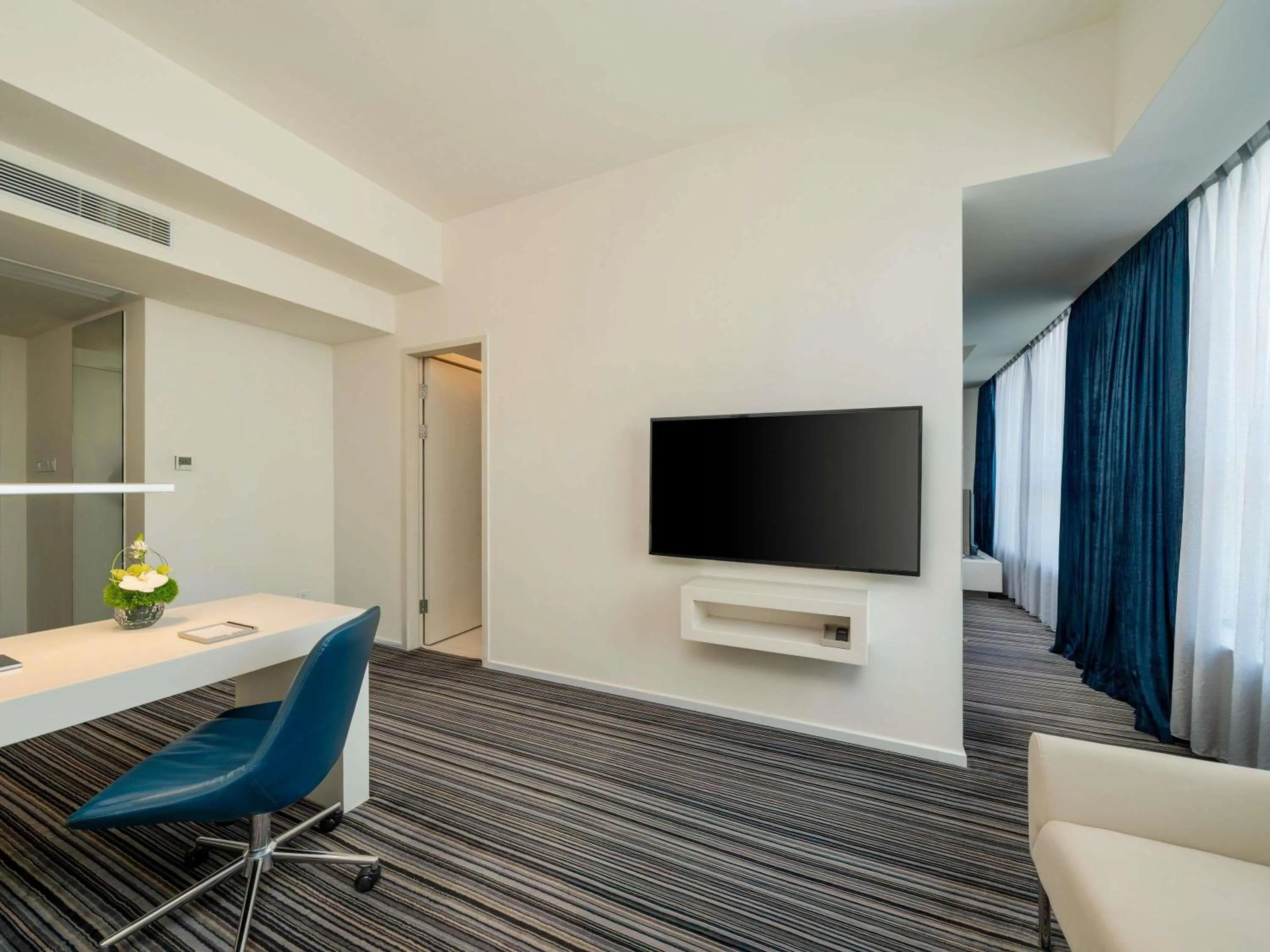 Bedroom in Grand Mercure Shanghai Century Park- Free Shuttle Bus to SNIEC