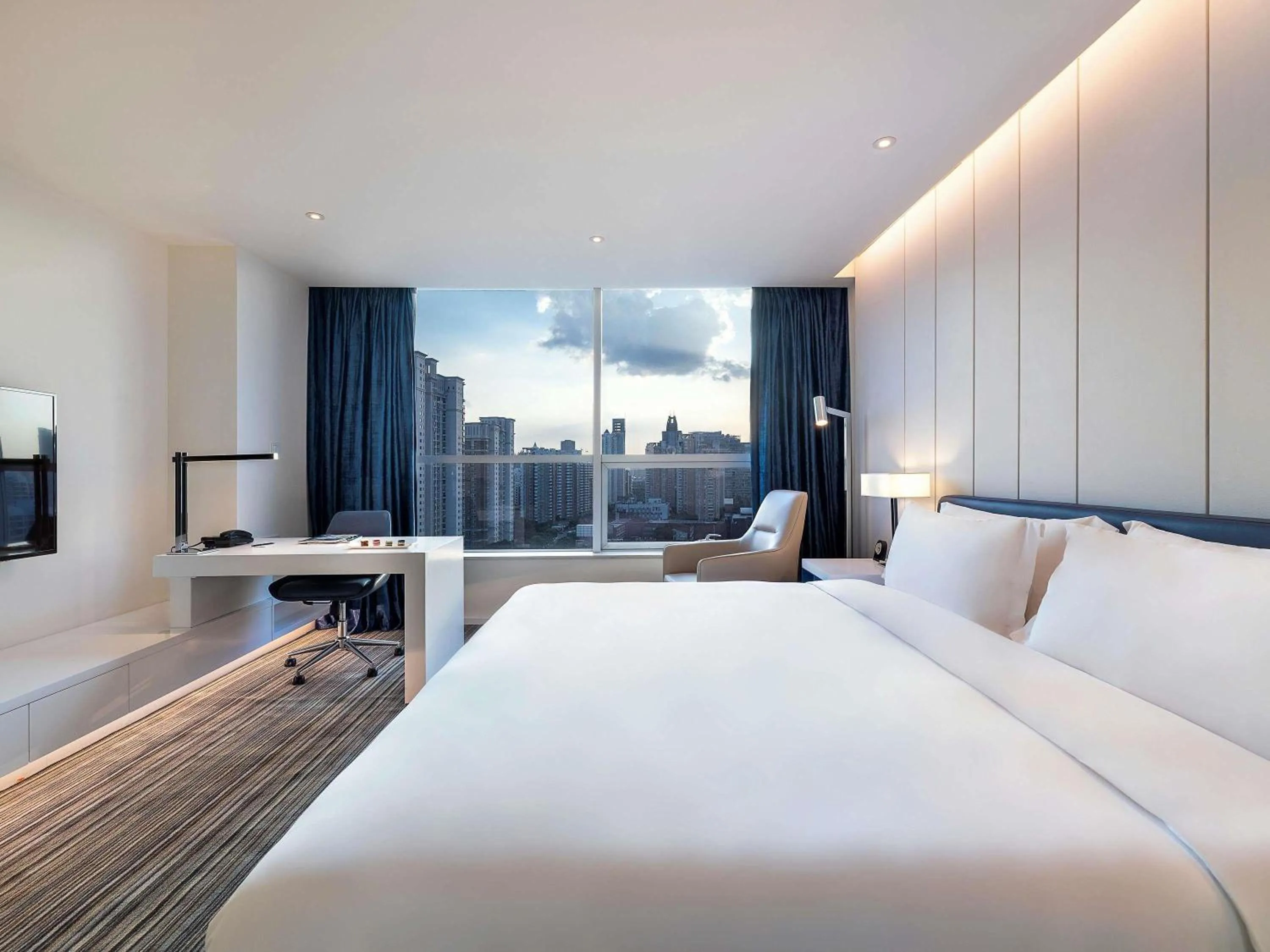 Bedroom, Bed in Grand Mercure Shanghai Century Park- Free Shuttle Bus to SNIEC