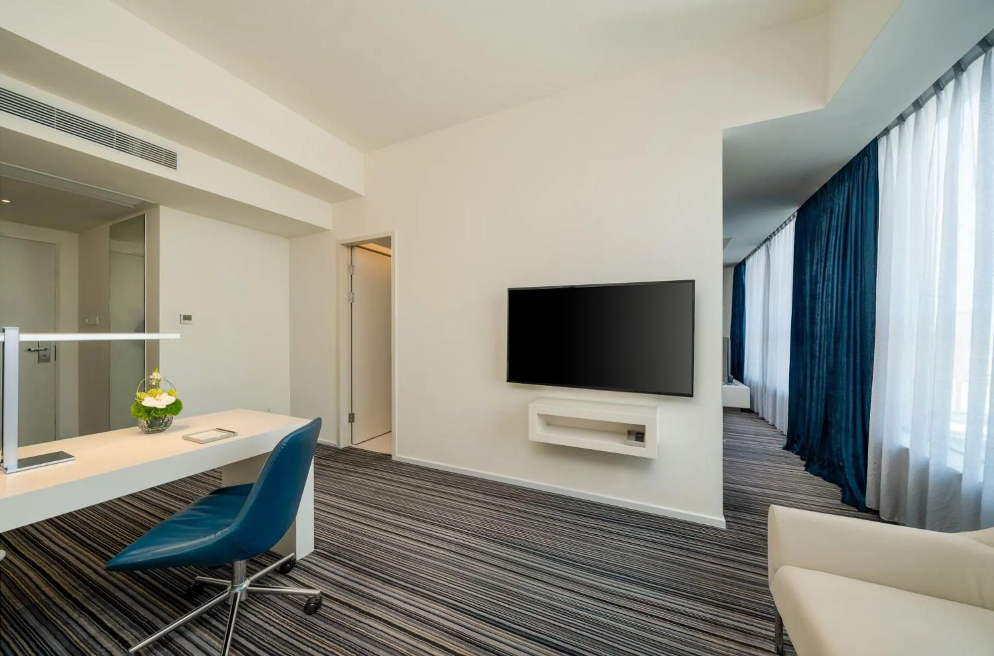 Photo of the whole room in Grand Mercure Shanghai Century Park- Free Shuttle Bus to SNIEC