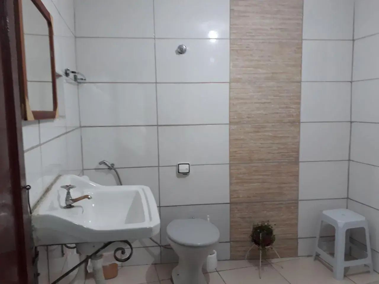 Triple Room with Bathroom - single occupancy in Hotel Shangri-la Triple Room with Bathroom - single occupancy in Hotel Shangri-la
