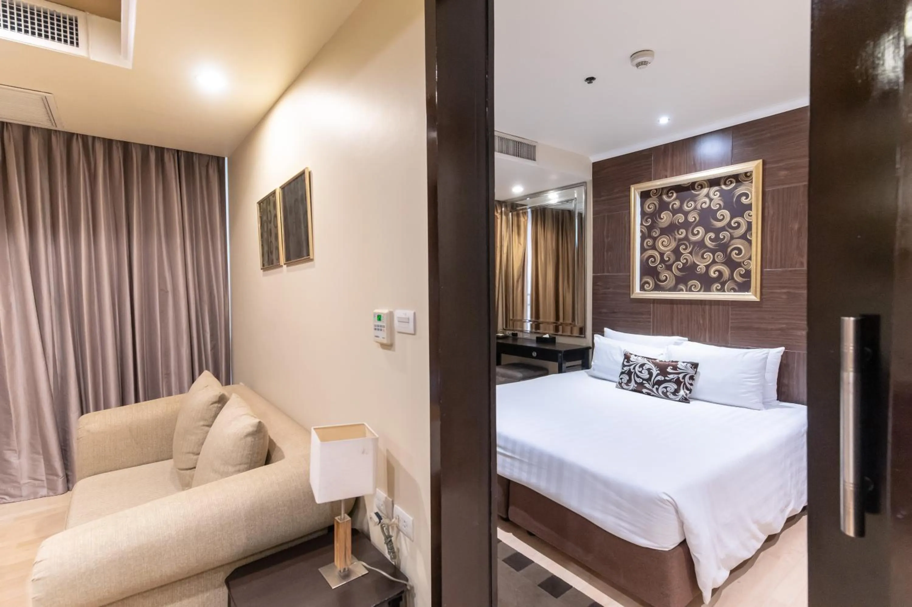 Living room, Bed in Admiral Premier Bangkok