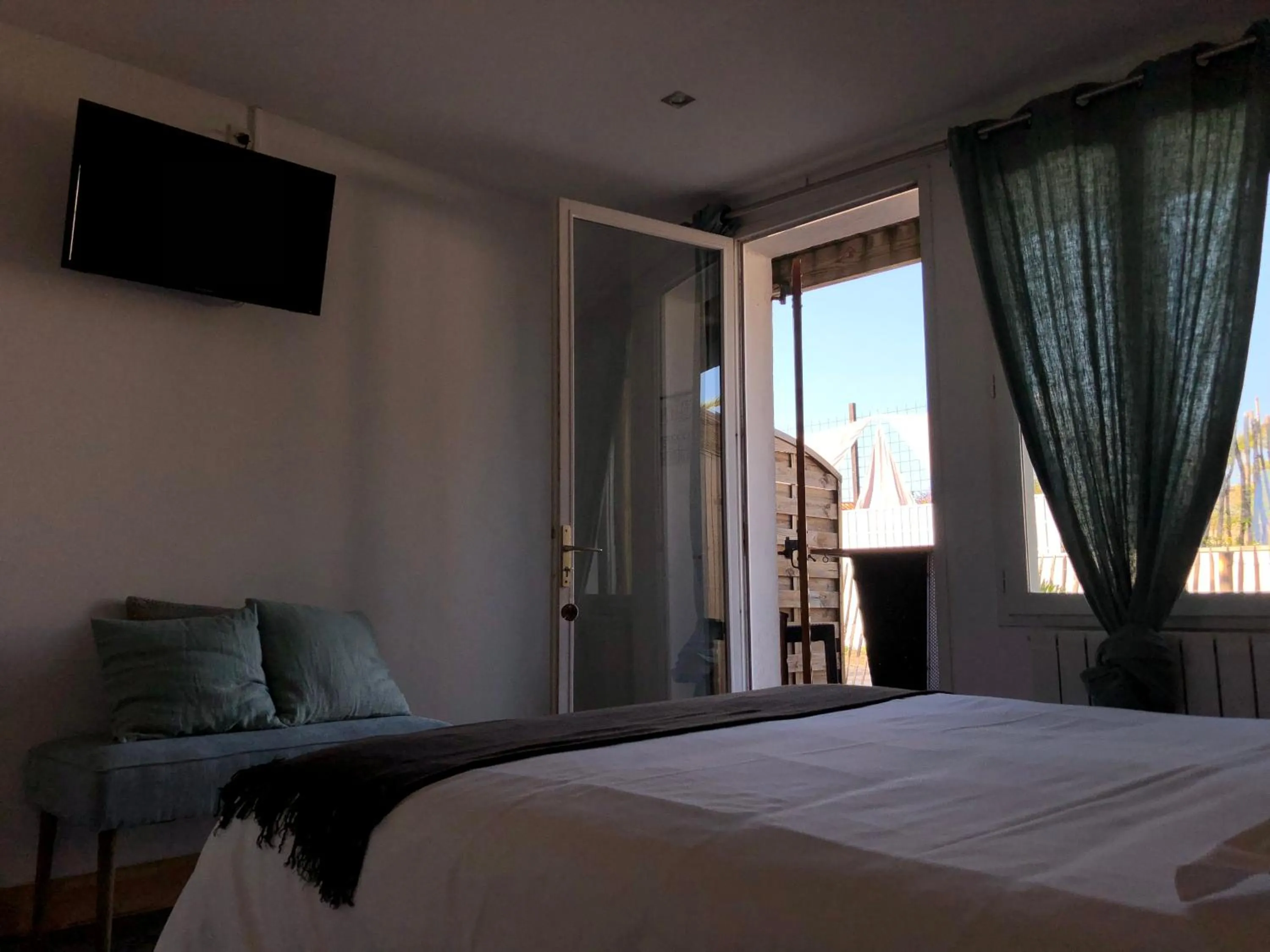 Bedroom, Bed in Le Pavillon Bleu