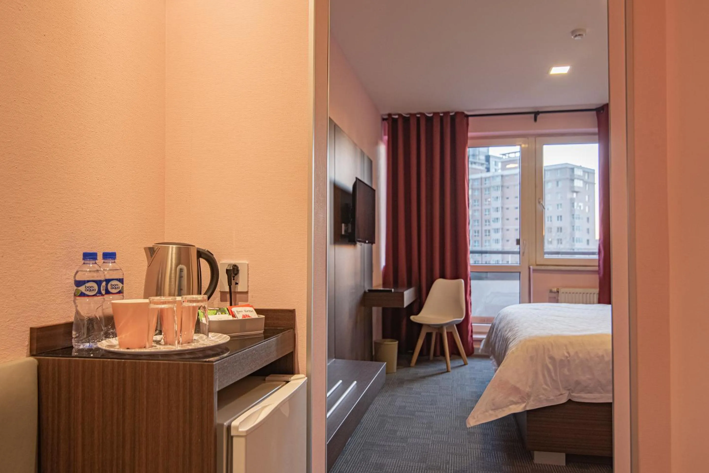 Coffee/tea facilities, Bed in Edelweiss Art Hotel