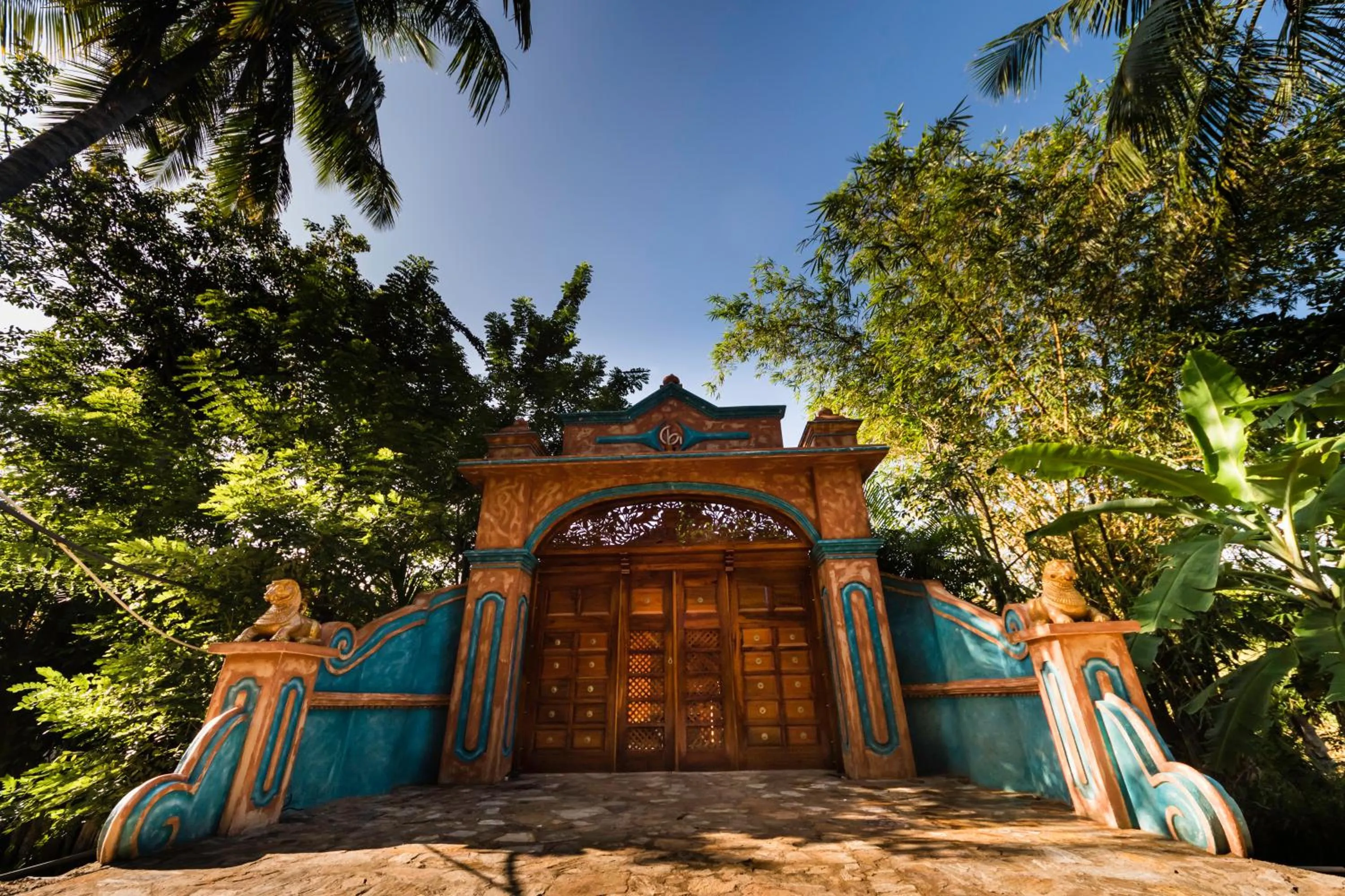 Facade/entrance in D Canal House