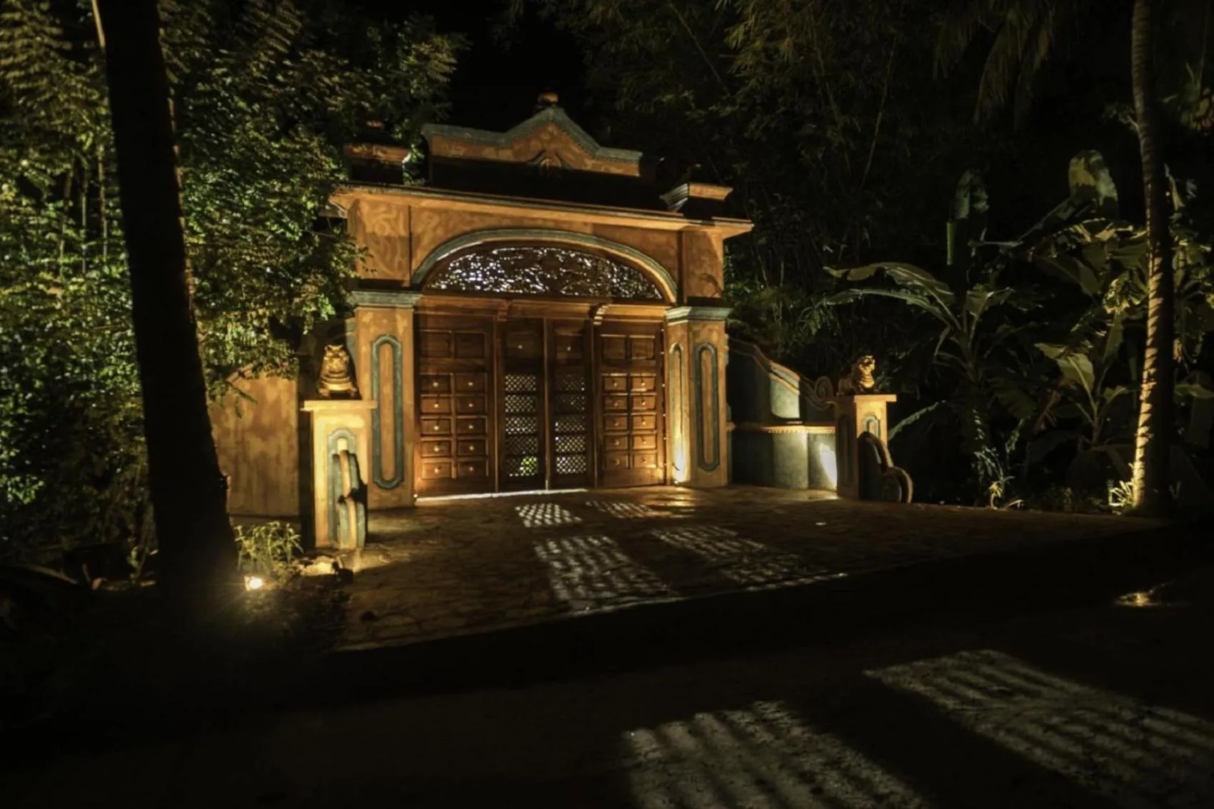 Facade/entrance in D Canal House