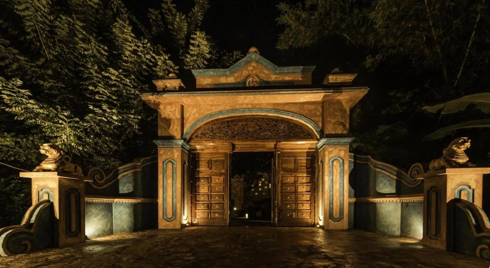 Facade/entrance in D Canal House