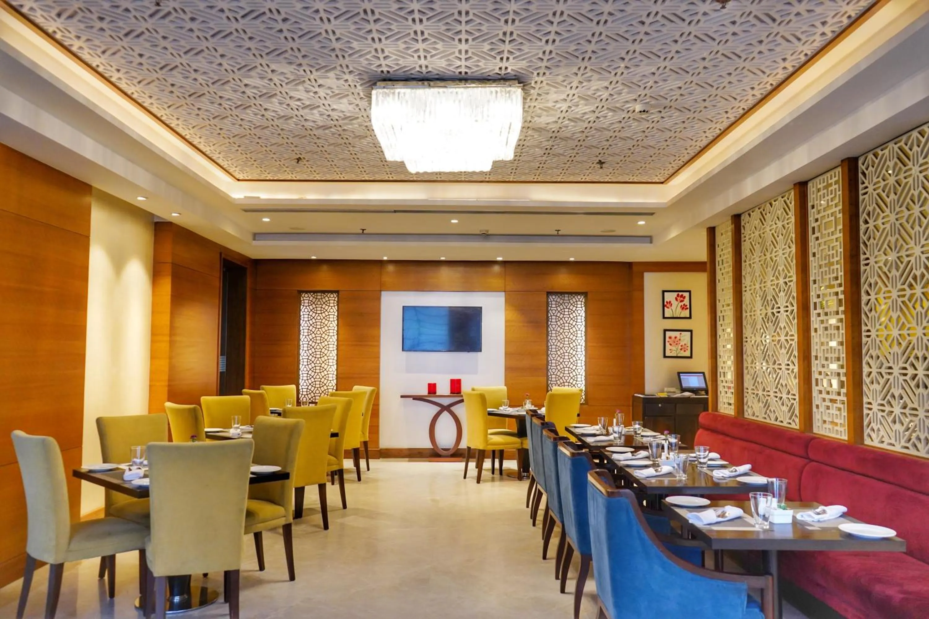 Restaurant/places to eat in Golden Sarovar Portico