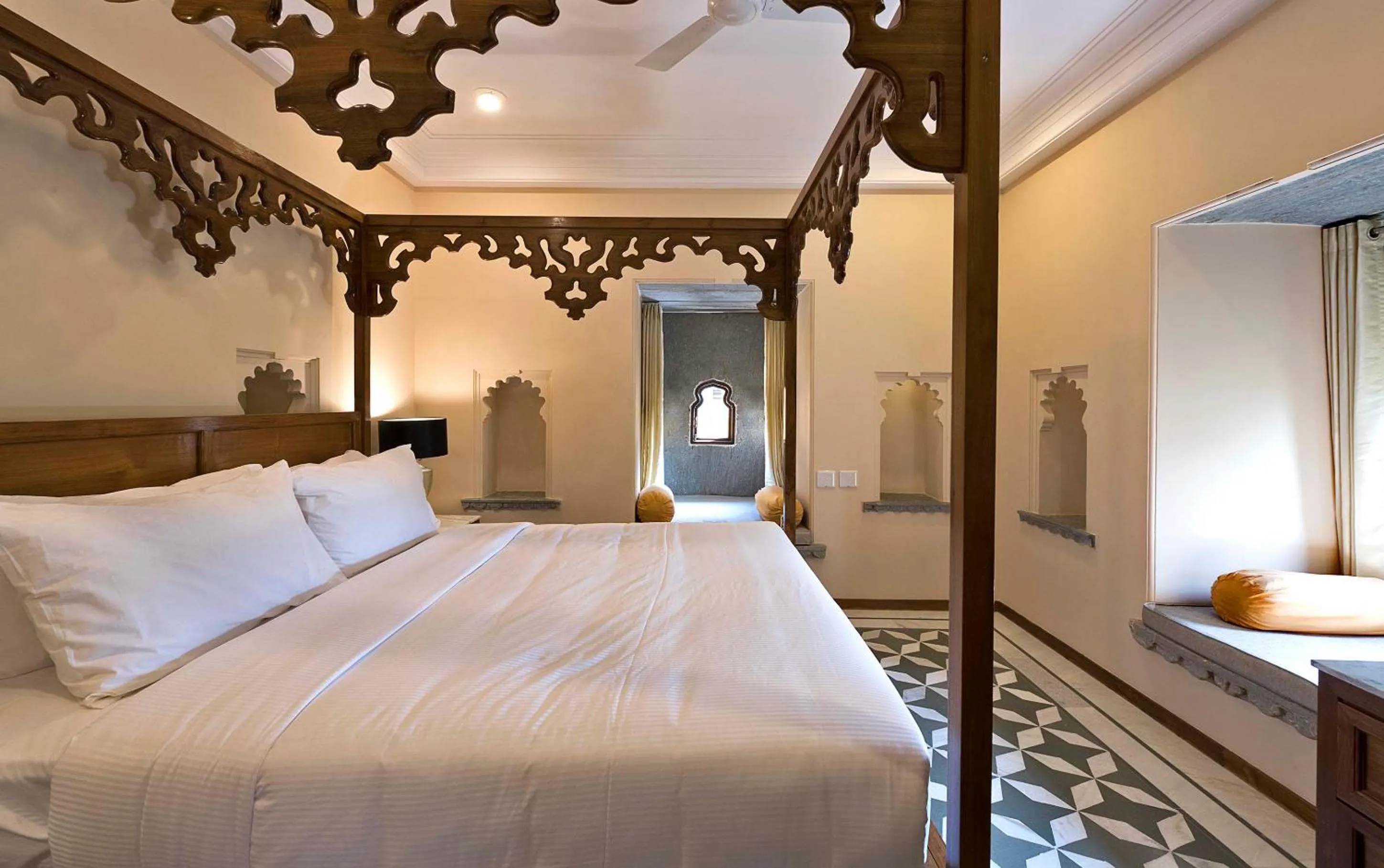 Photo of the whole room, Bed in Gogunda Palace