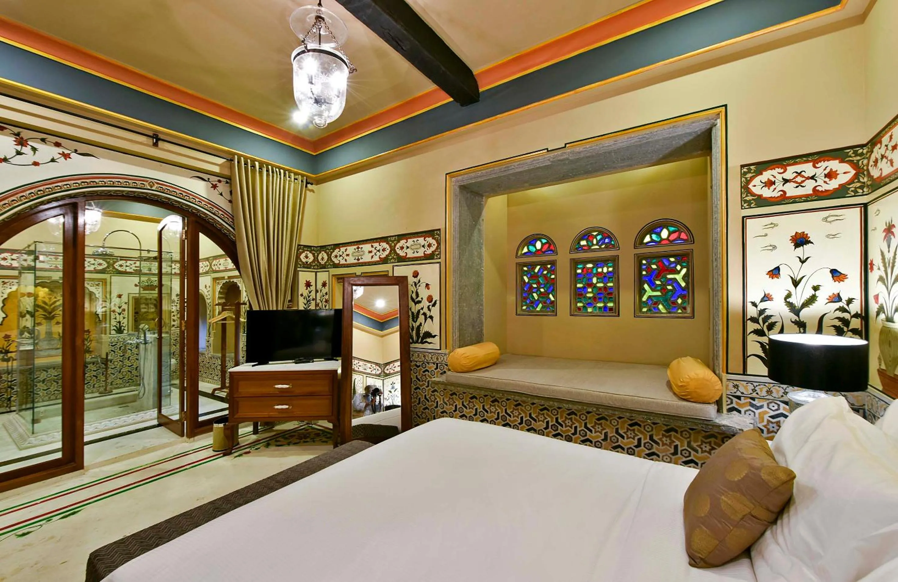 Photo of the whole room, Bed in Gogunda Palace