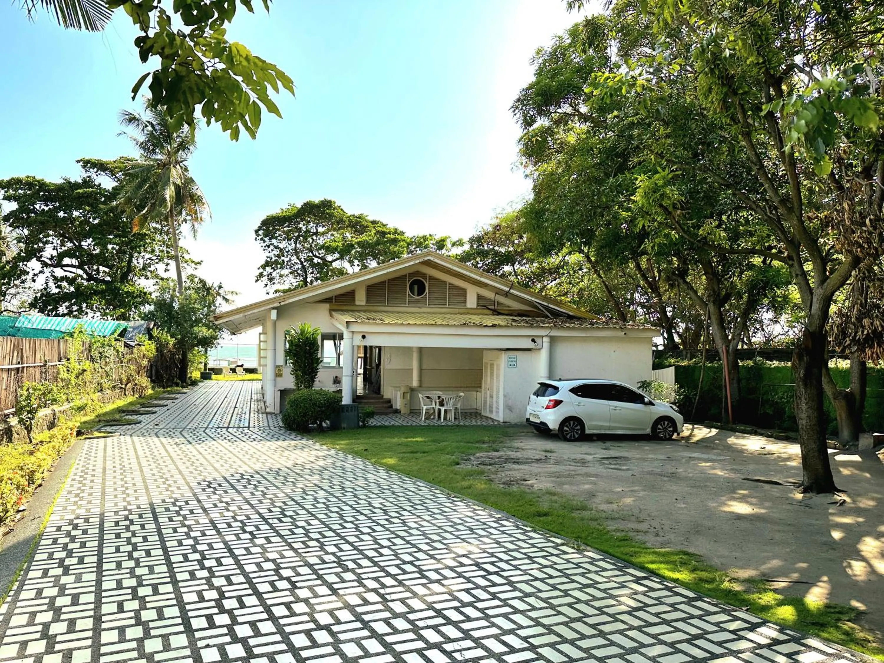 Parking in White House, Batangas