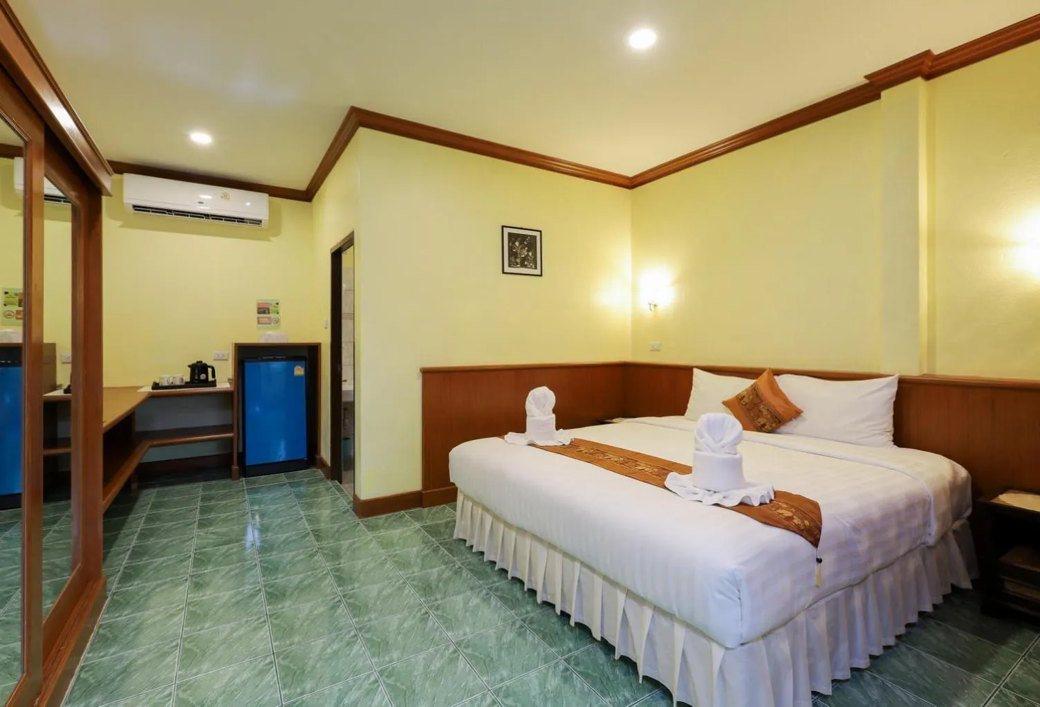 Bedroom, Bed in The Golddiggers Resort