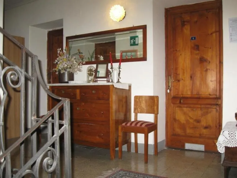 Decorative detail in Albergo Ristorante Guidi