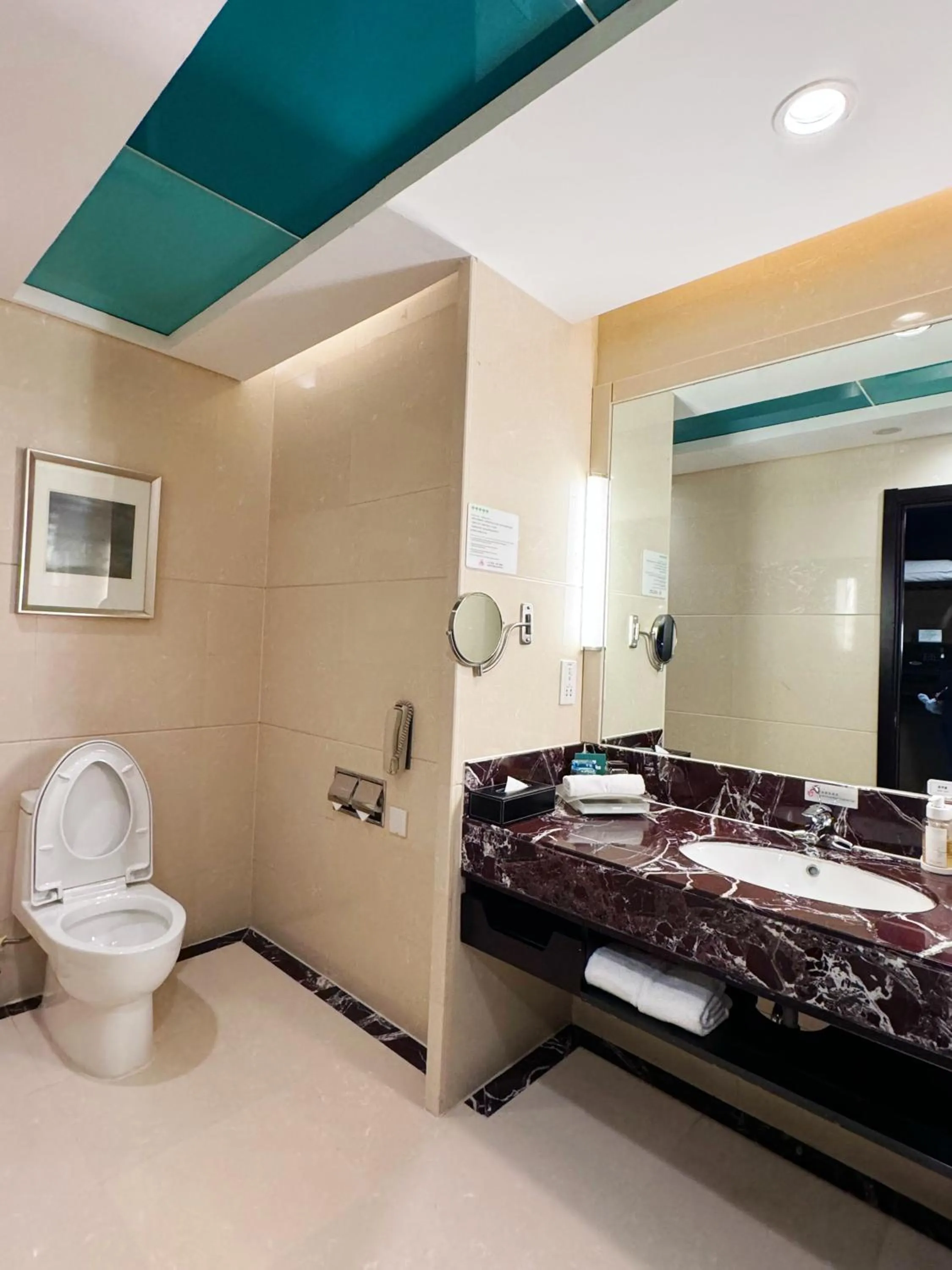 Toilet, Bed in Holiday Inn Beijing Chang An West by IHG