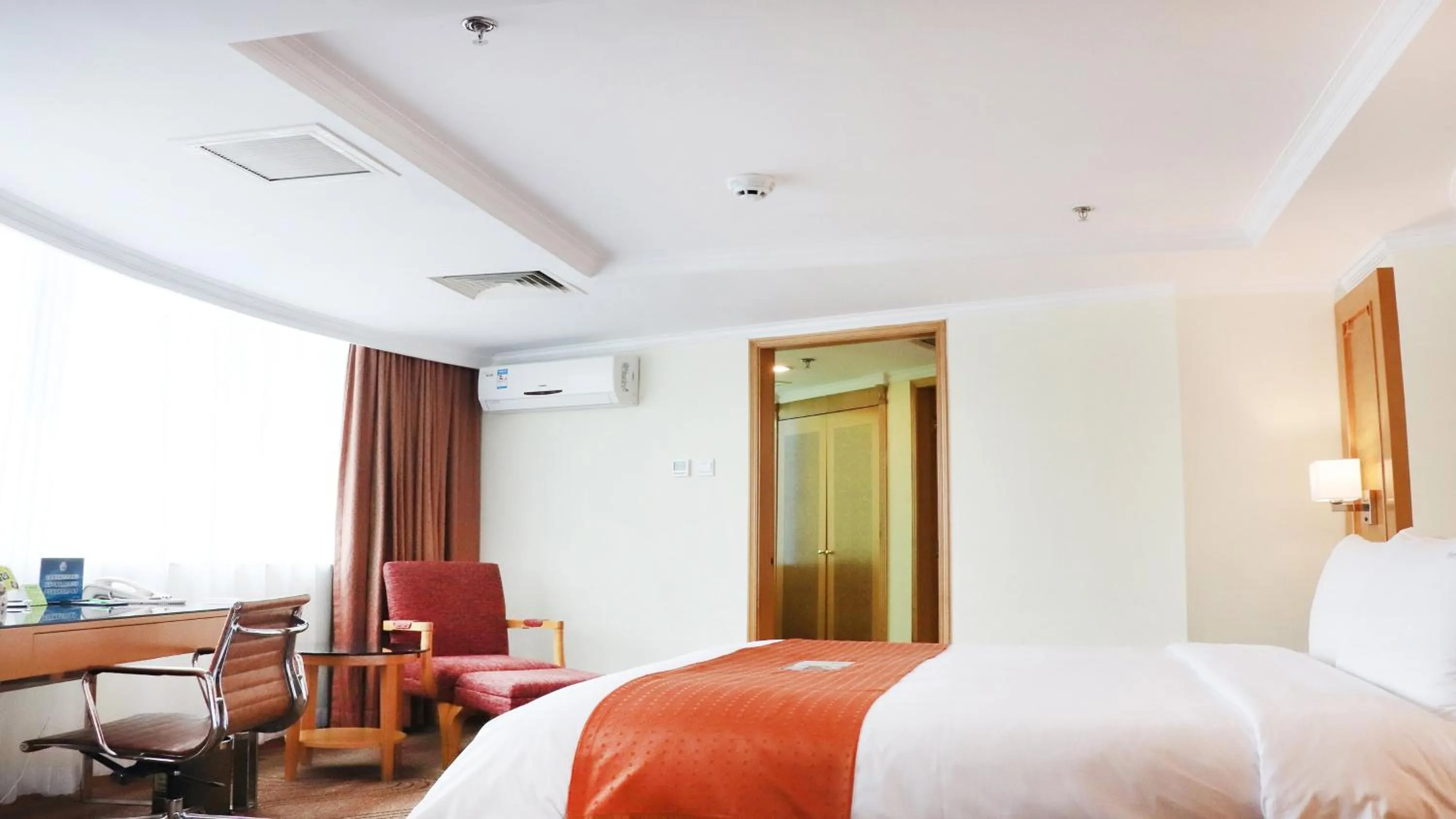 Photo of the whole room, Bed in Holiday Inn Beijing Chang An West by IHG