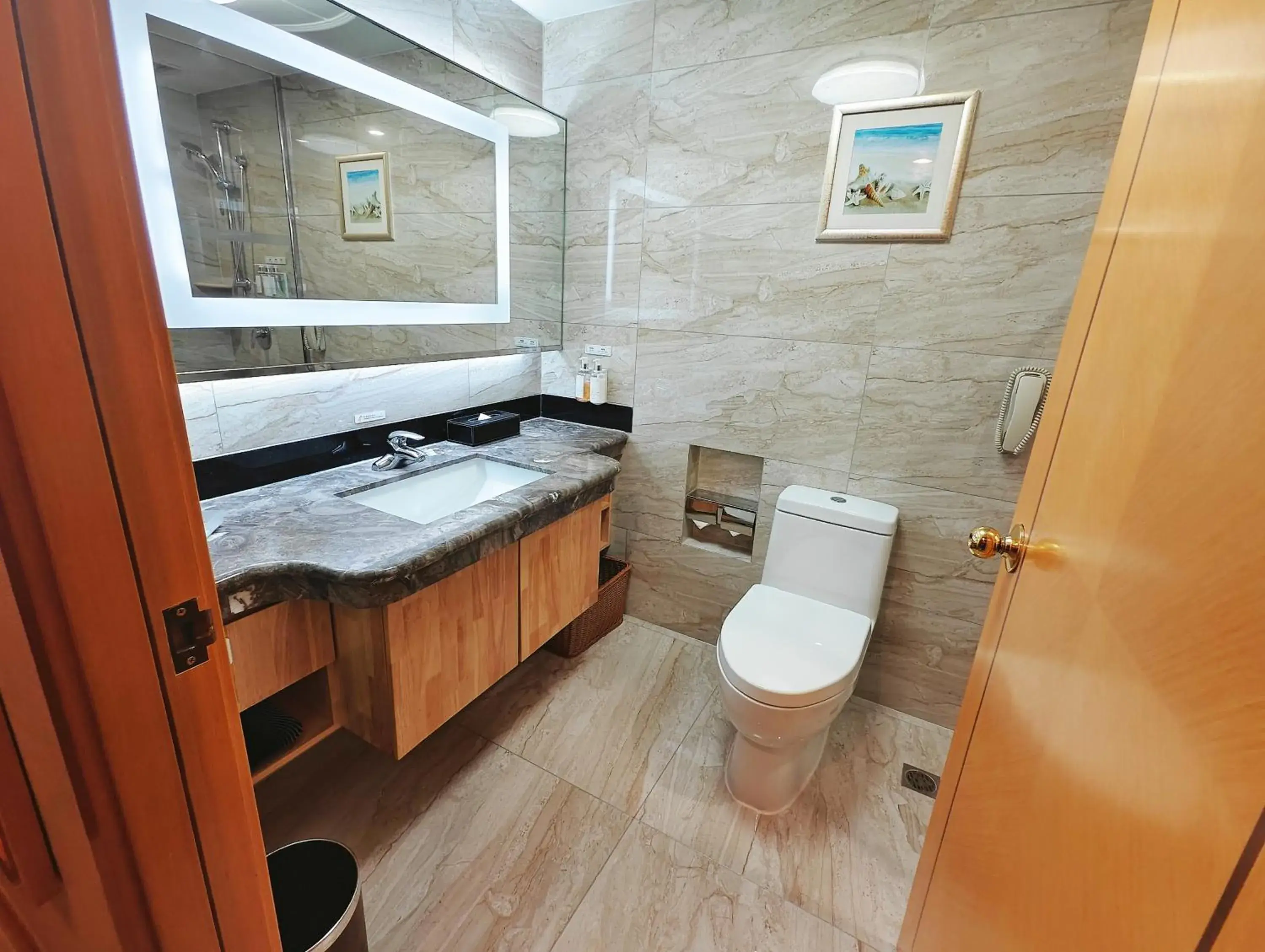 Property building in Holiday Inn Beijing Chang An West by IHG Property building in Holiday Inn Beijing Chang An West by IHG