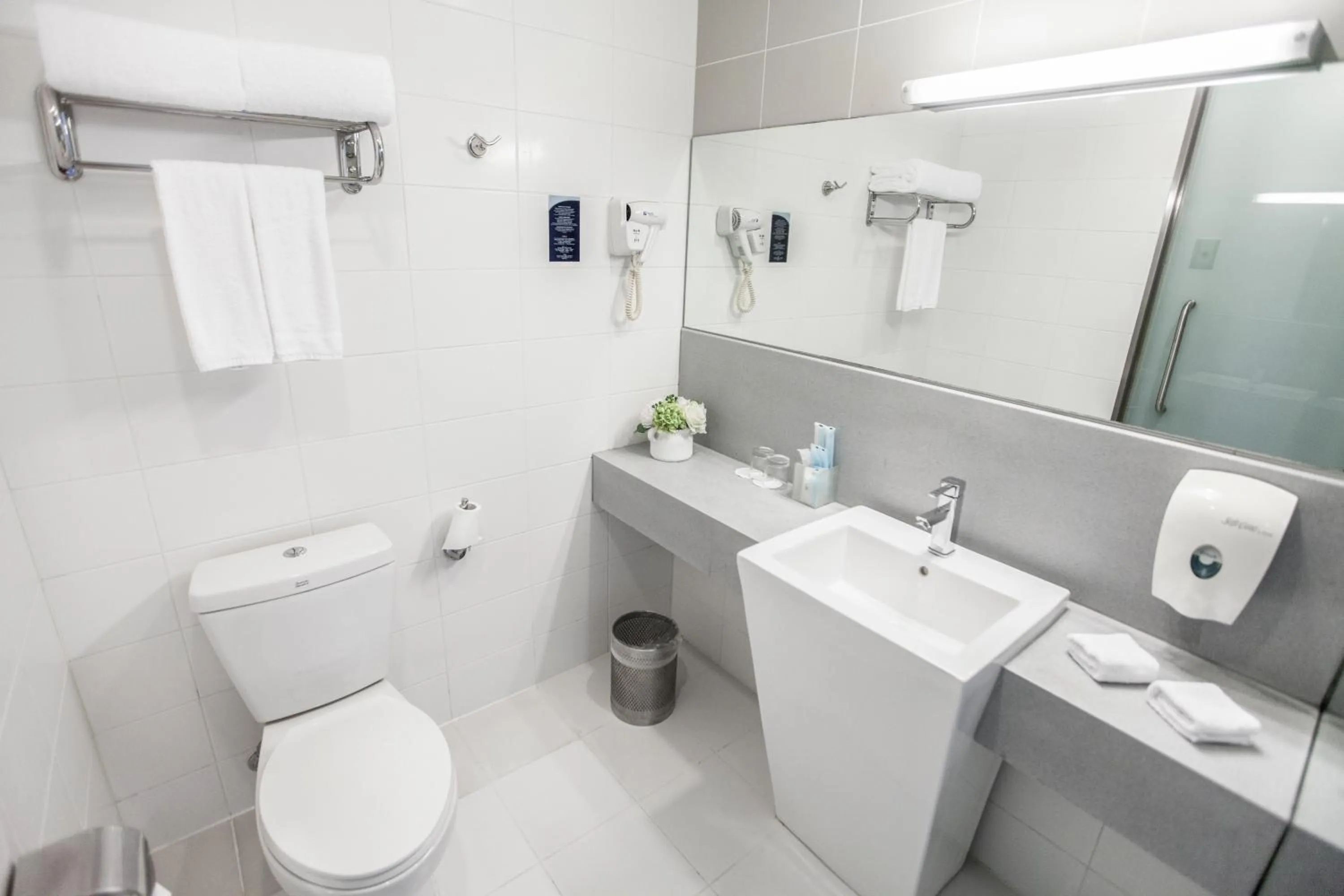 Toilet in LeafIN Hotel Beijing Minzuyuan l Bird's Nest