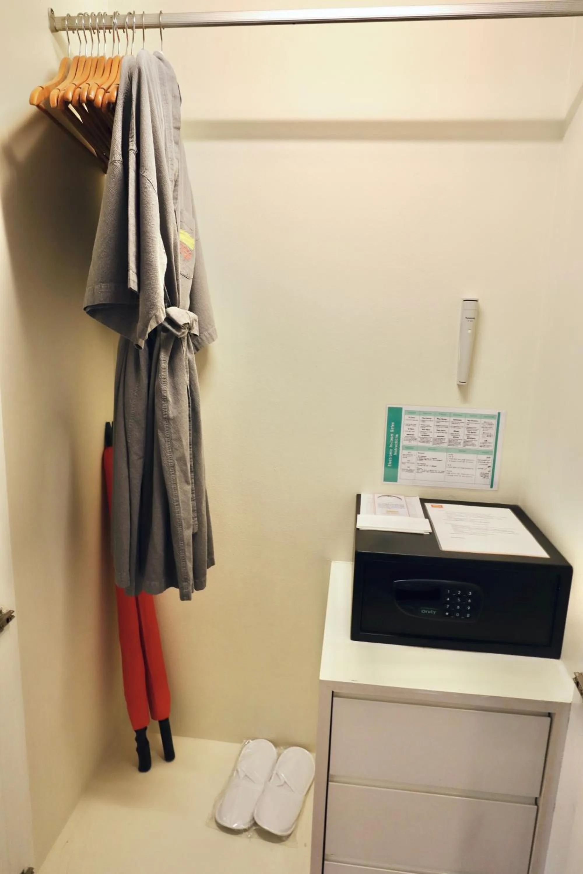 safe in Bandara Suites Silom, Bangkok