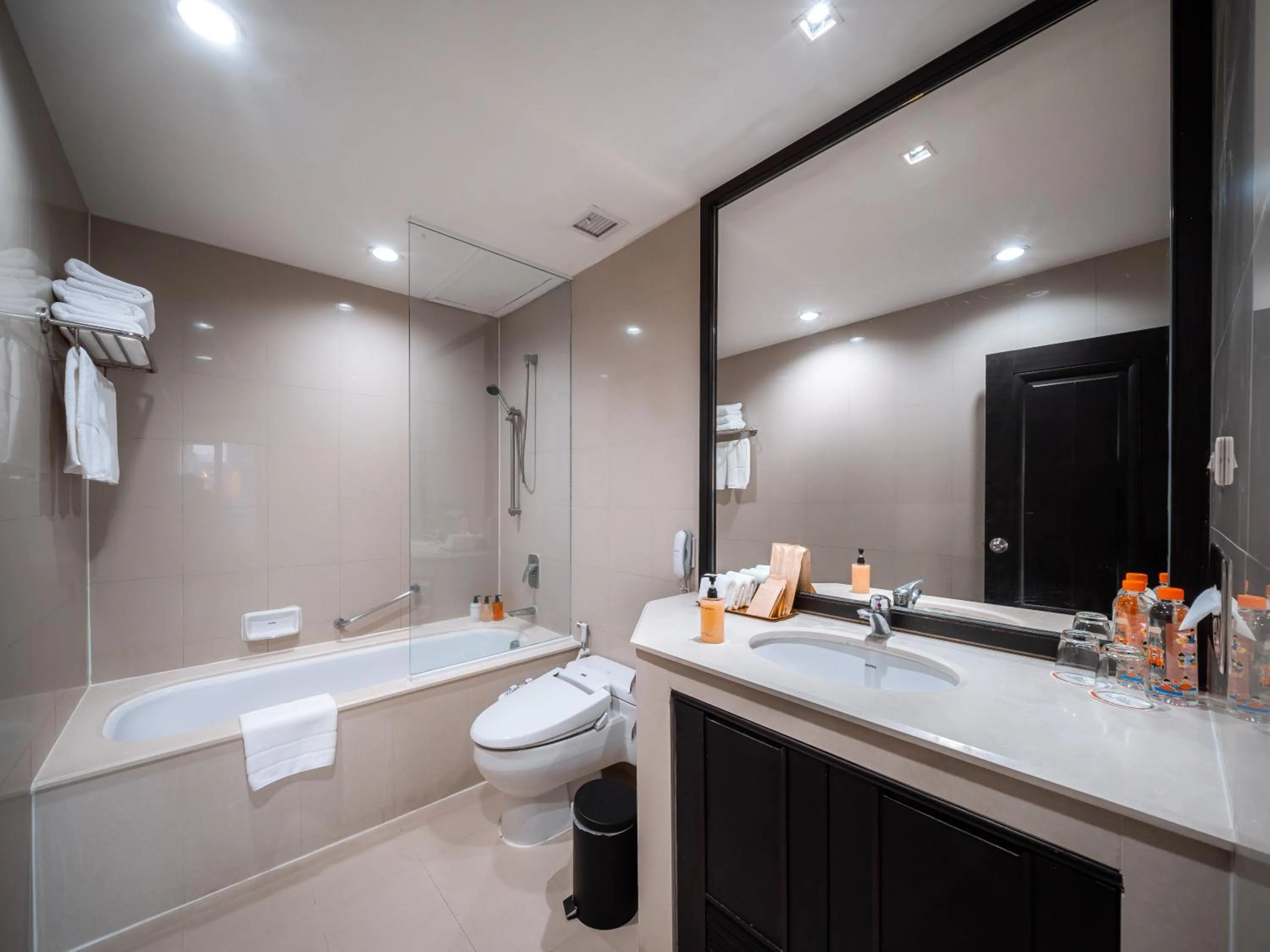 Toilet in Bandara Suites Silom, Bangkok