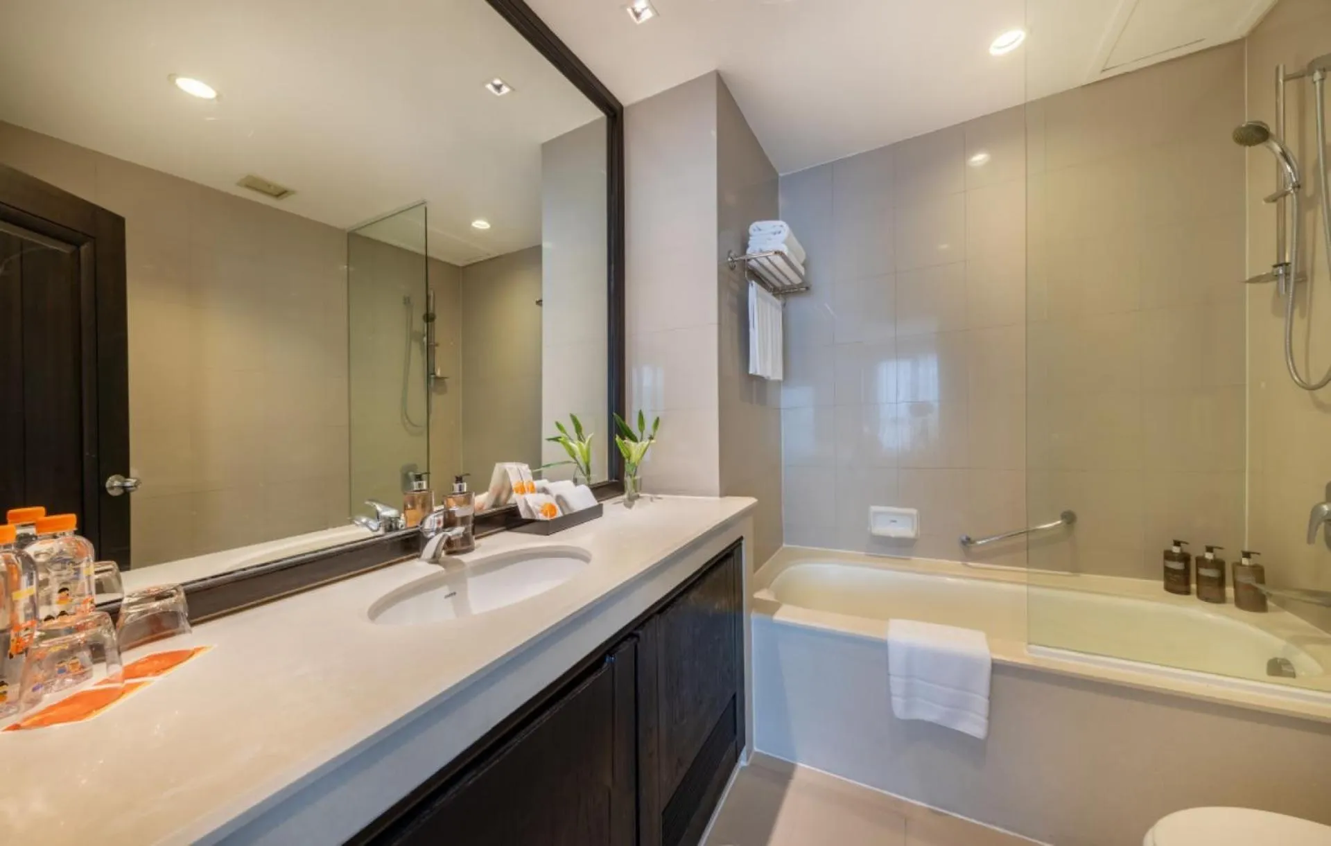 Toilet in Bandara Suites Silom, Bangkok