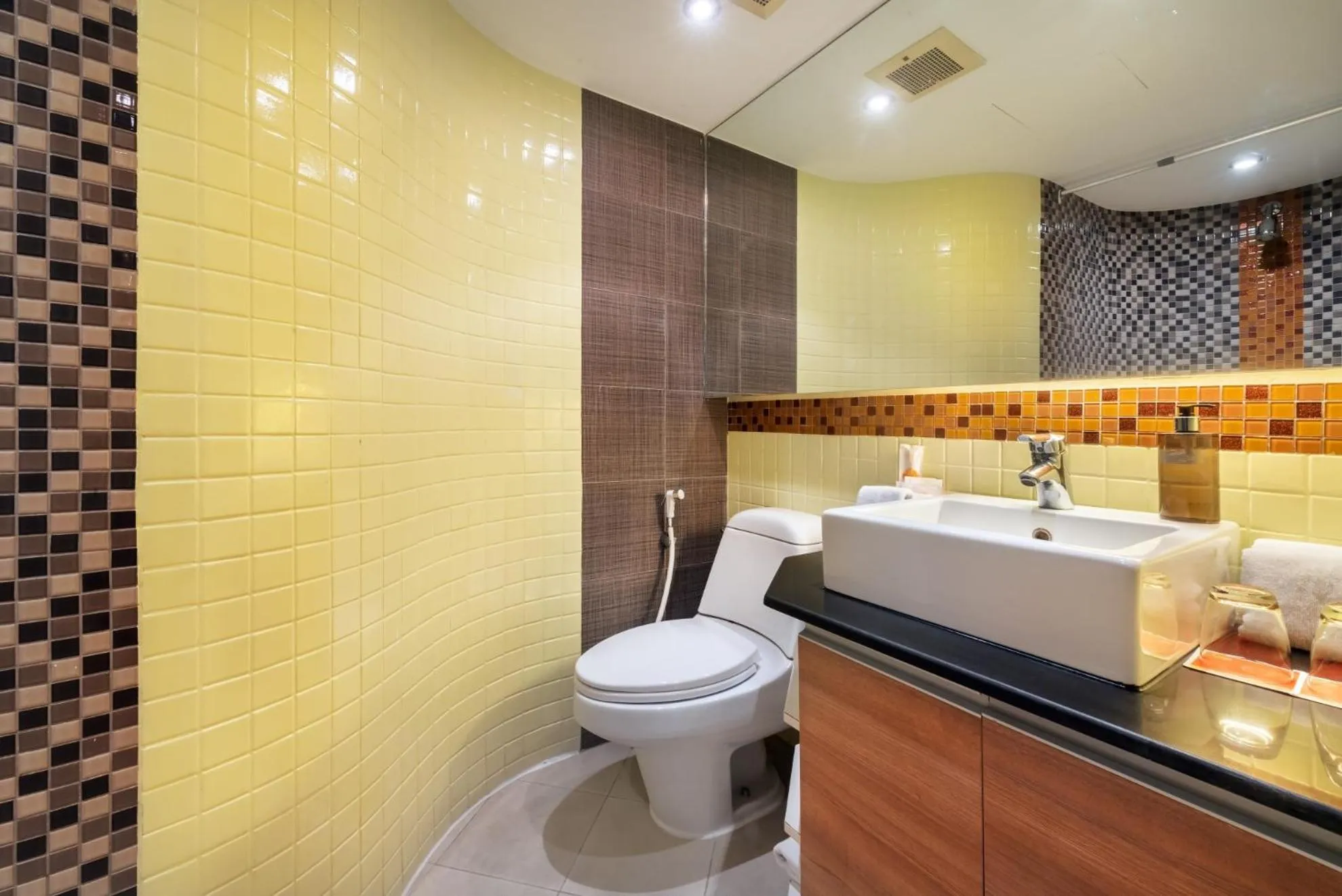 Toilet in Bandara Suites Silom, Bangkok